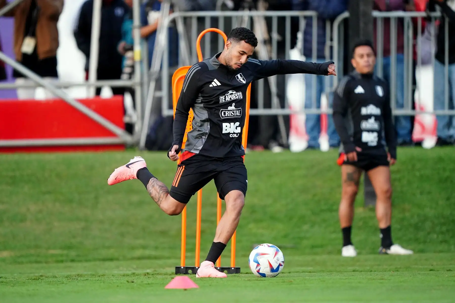 Sergio Peña formó parte de los entrenamientos en La Videna, previo a los amistosos de la siguiente fecha FIFA. Foto: ANDINA/FPF