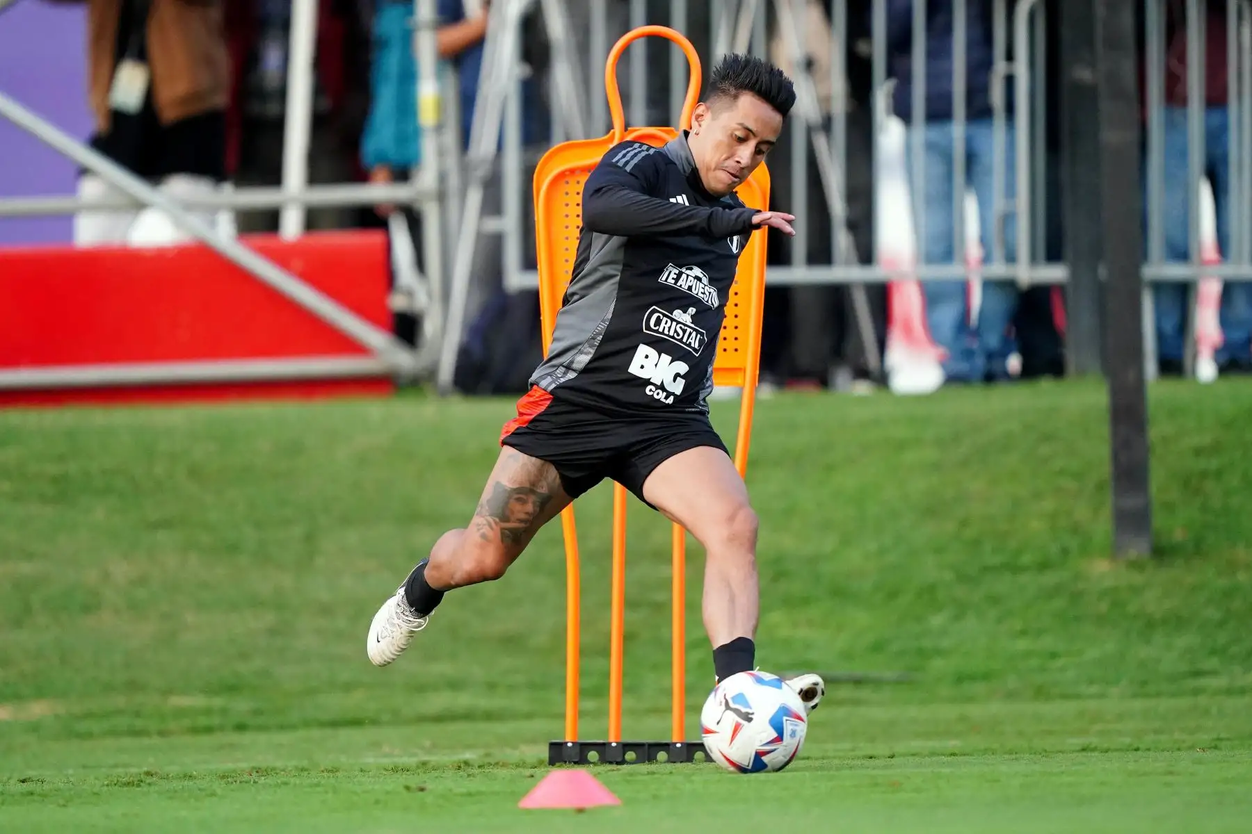 Christian Cueva participó como invitado en los entrenamientos de la selección peruana, bajo las órdenes del profesor Jorge Fossati. Foto: ANDINA/FPF