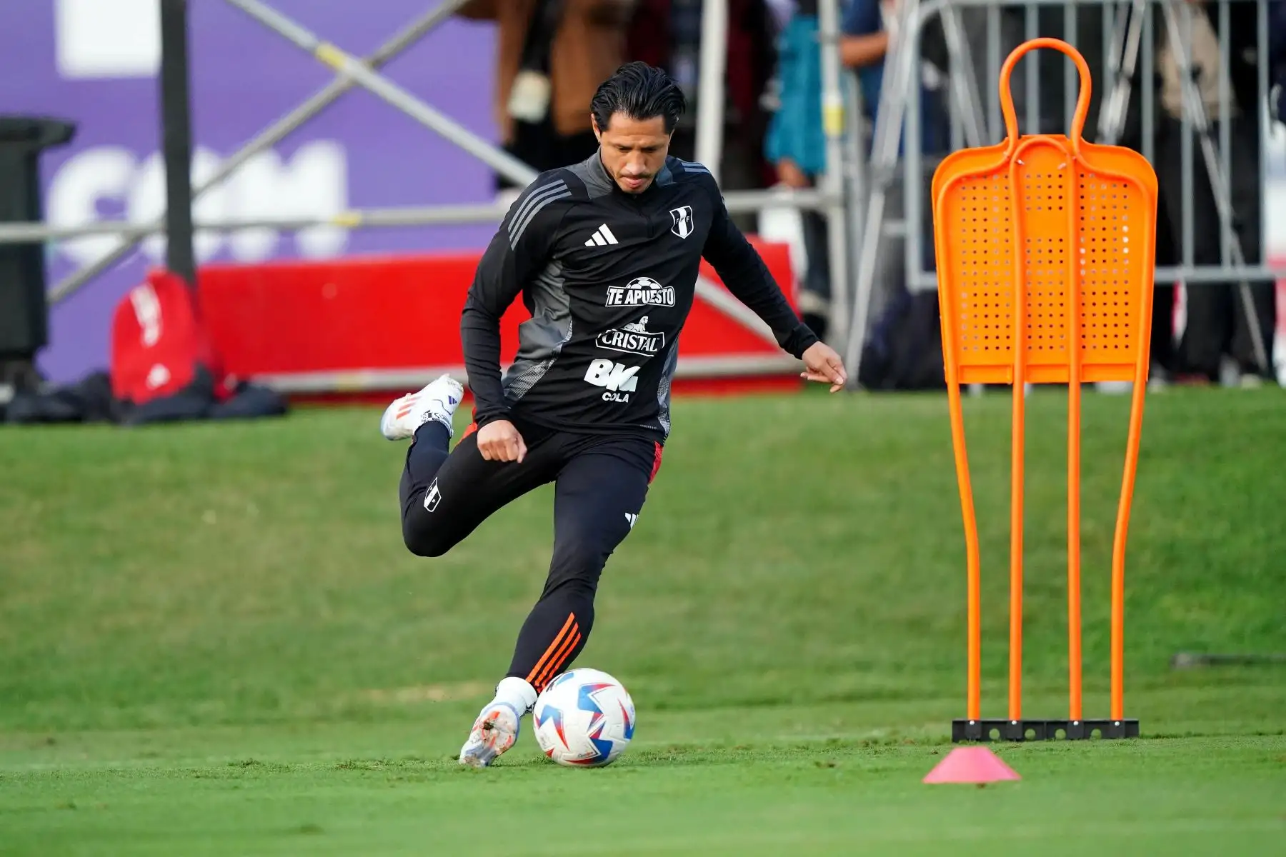 Gianluca Lapadula fue uno de los jugadores que militan en el extranjero que formaron parte de los entrenamientos en La Videna. Foto: ANDINA/FPF