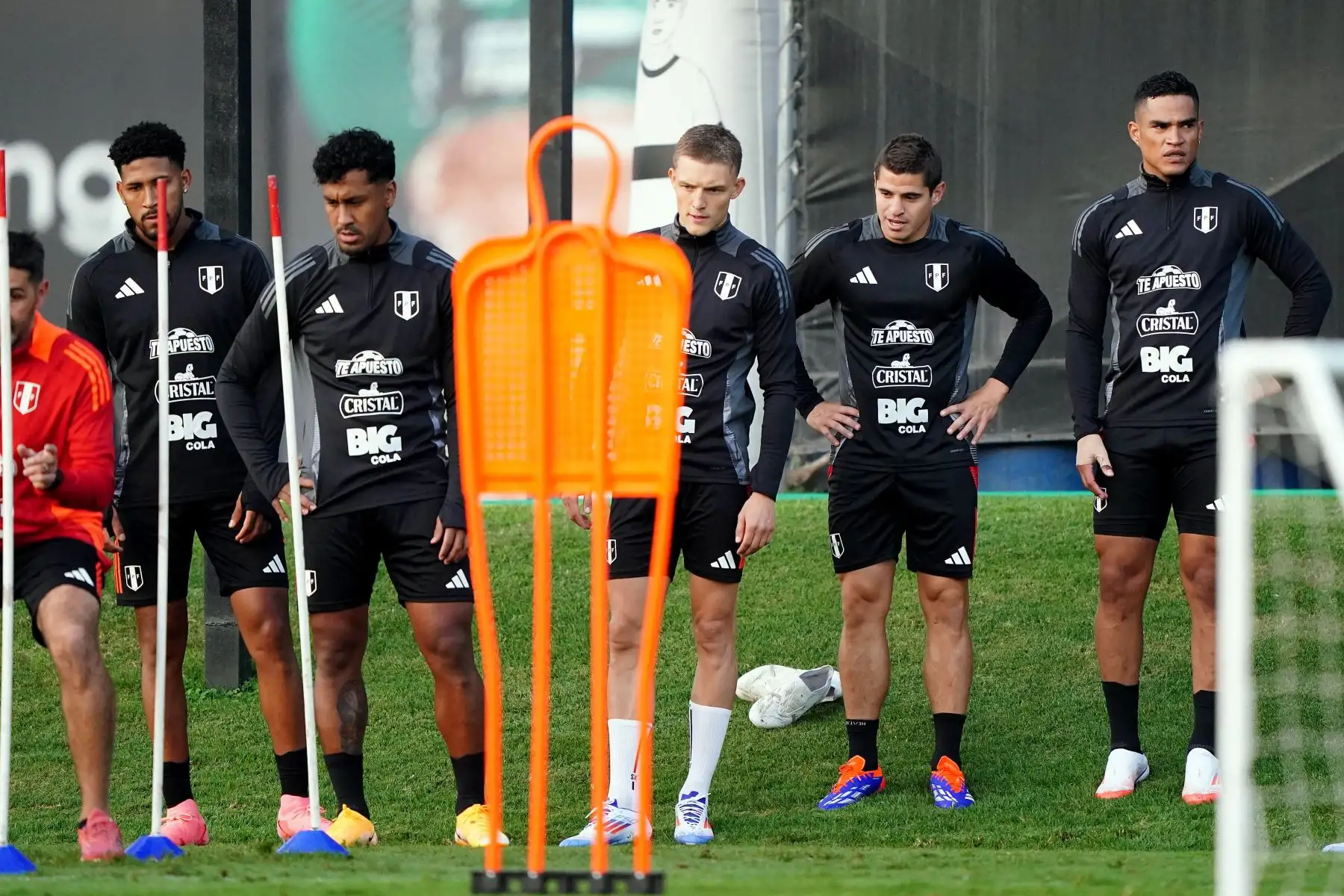 Renato Tapia, Oliver Sonne, Aldo Corzo y Anderson Santa María esperan las instrucciones del comando técnico en la primera práctica de la selección, antes de los amistosos. Foto: ANDINA/FPF