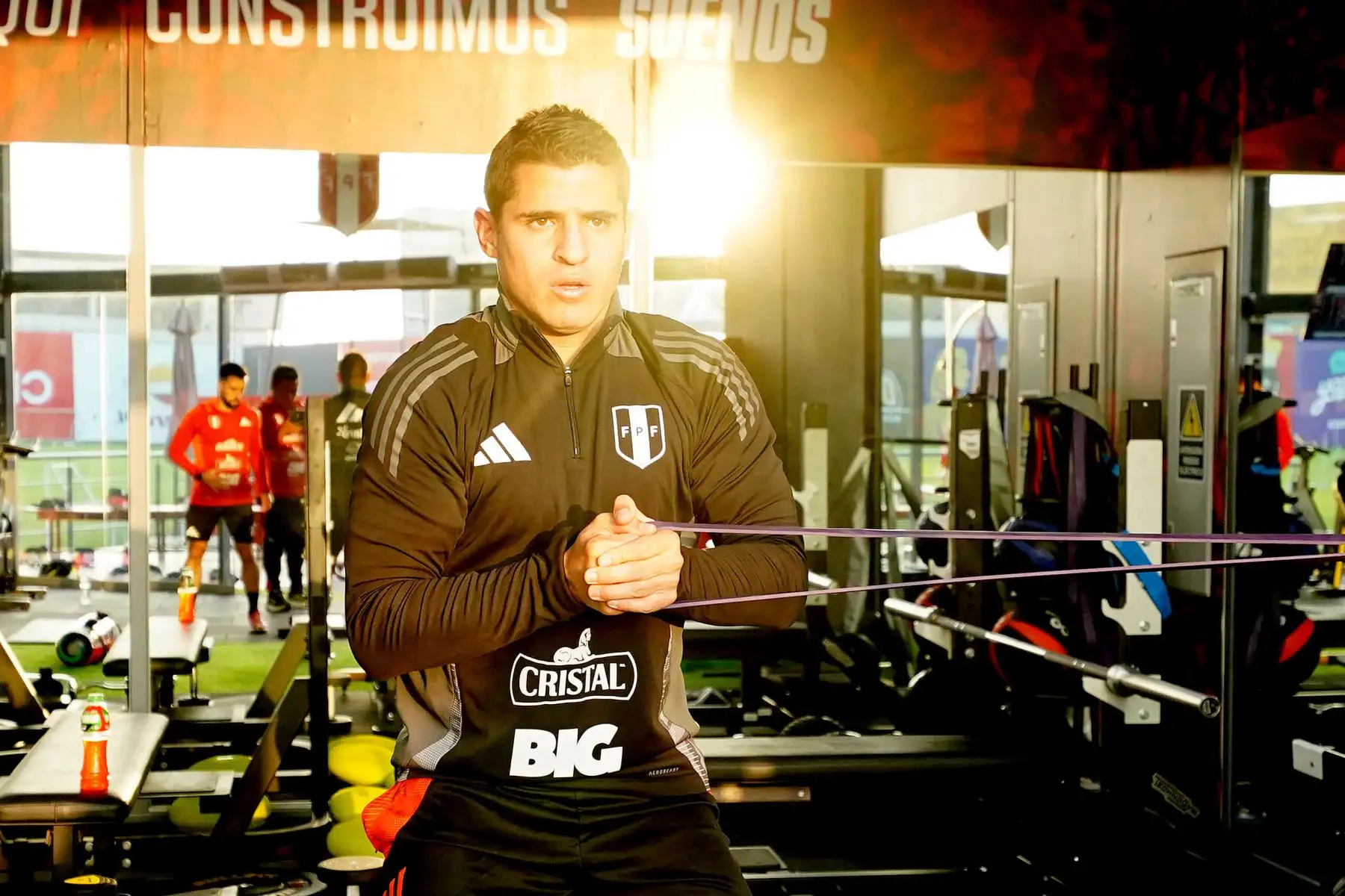 El jugador de Universitario de Deportes, Aldo Corzo, hace entrenamiento de fuerza en el gimnasio de La Videna, como parte de los entrenamientos de la Selección Peruana de Fútbol. Foto: ANDINA/FPF