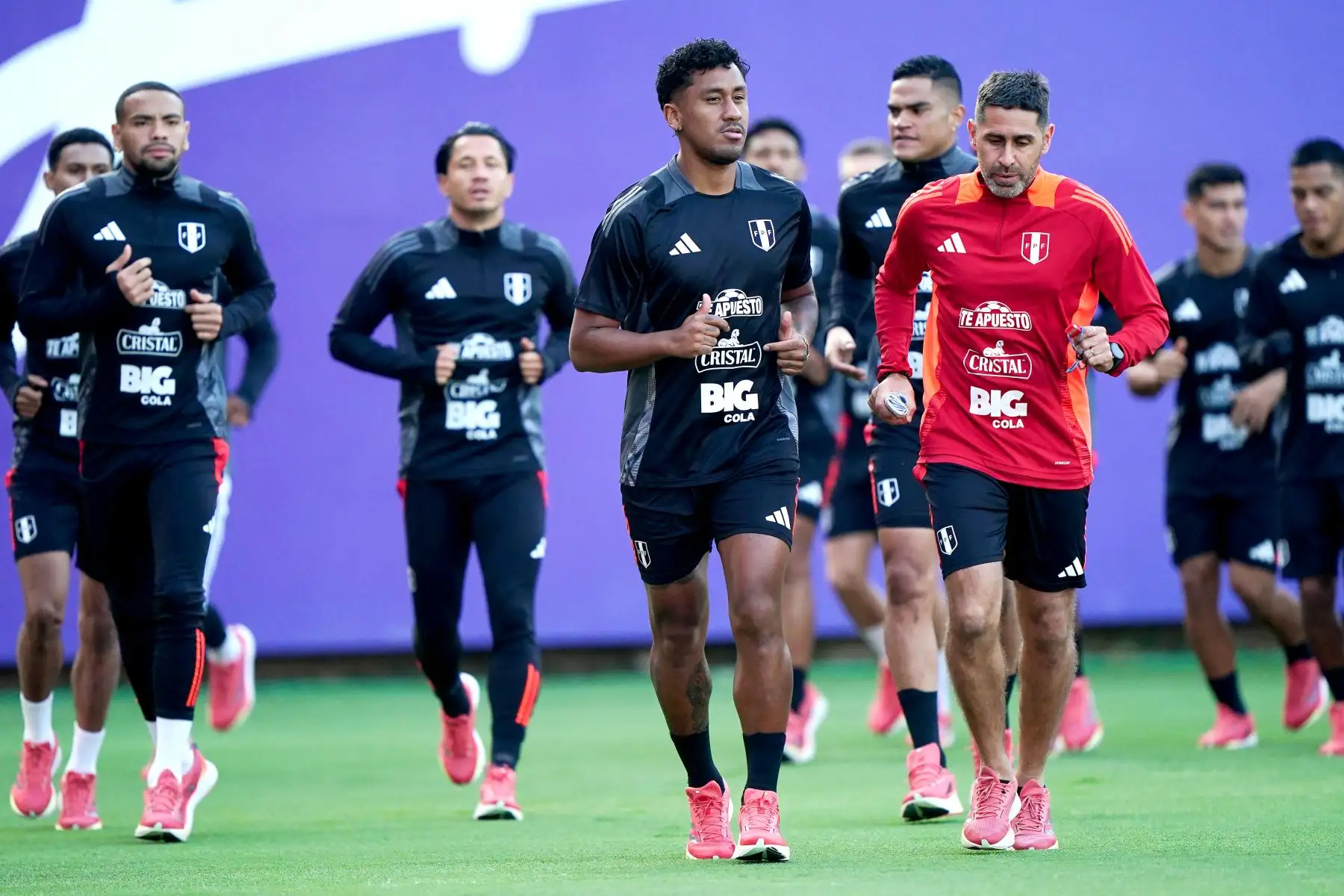 Renato Tapia fue uno de los jugadores que se sumó a los entrenamientos en La Videna, mientras espera que se esclarezca su futuro profesional en Europa. Foto: ANDINA/FPF