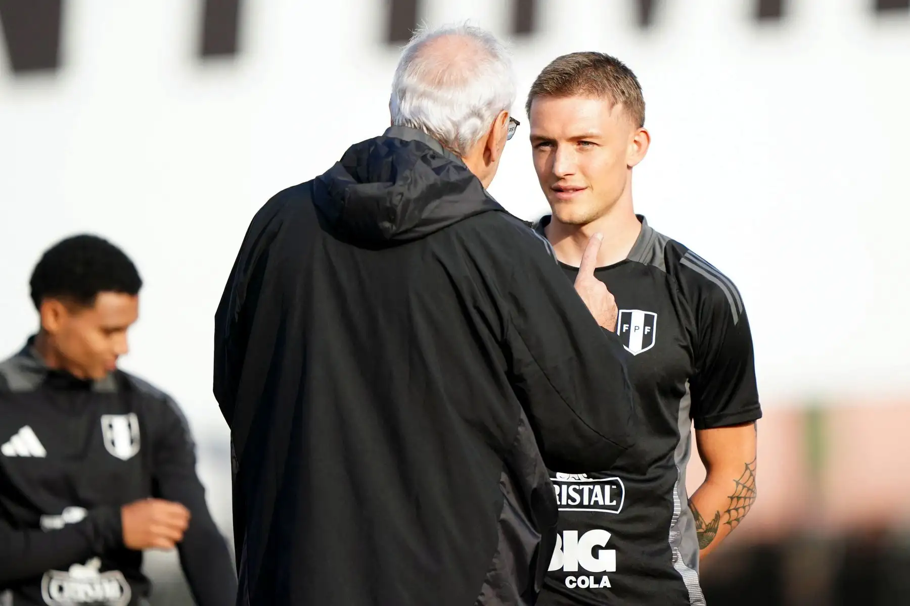 Oliver Sonne conversa con el técnico de la selección, el uruguayo Jorge Fossati, en medio de los entrenamientos de la selección. Foto: ANDINA/FPF