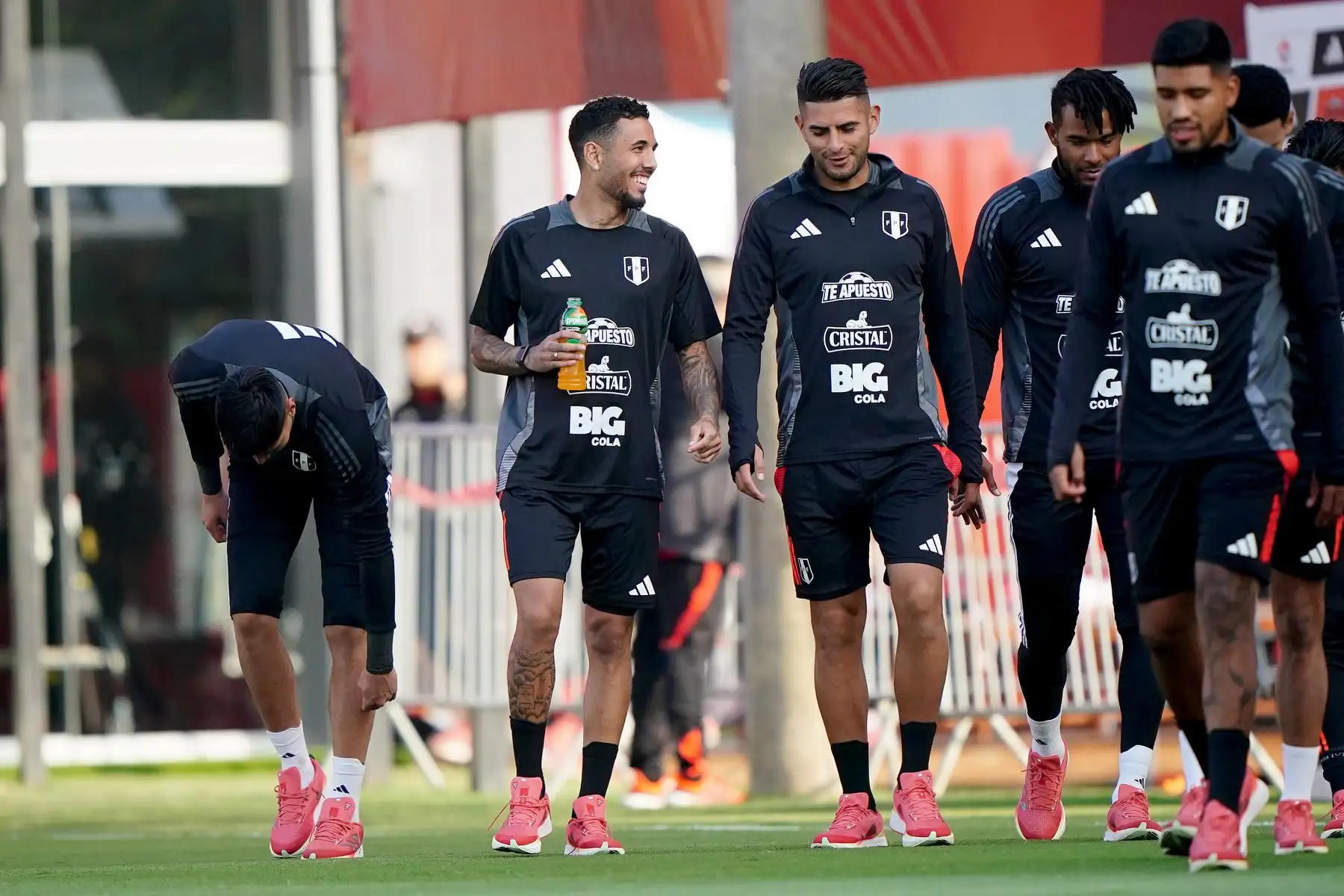 Sergio peña y Carlos Zambrano conversan en medio de los entrenamientos de la selección peruana, de cara a los amistosos de la siguiente fecha FIFA. Foto: ANDINA/FPF