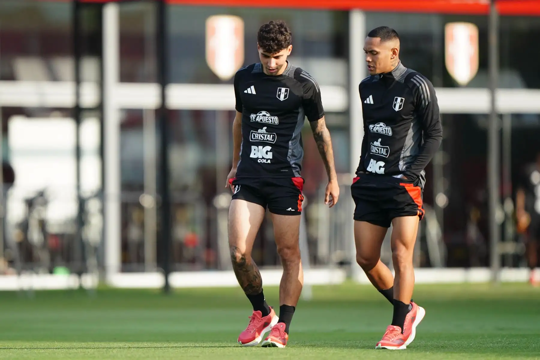 Franco Zanelatto y Bryan Reyna conversan durante el entrenamiento de la selección. foto: ANDINA/FPF