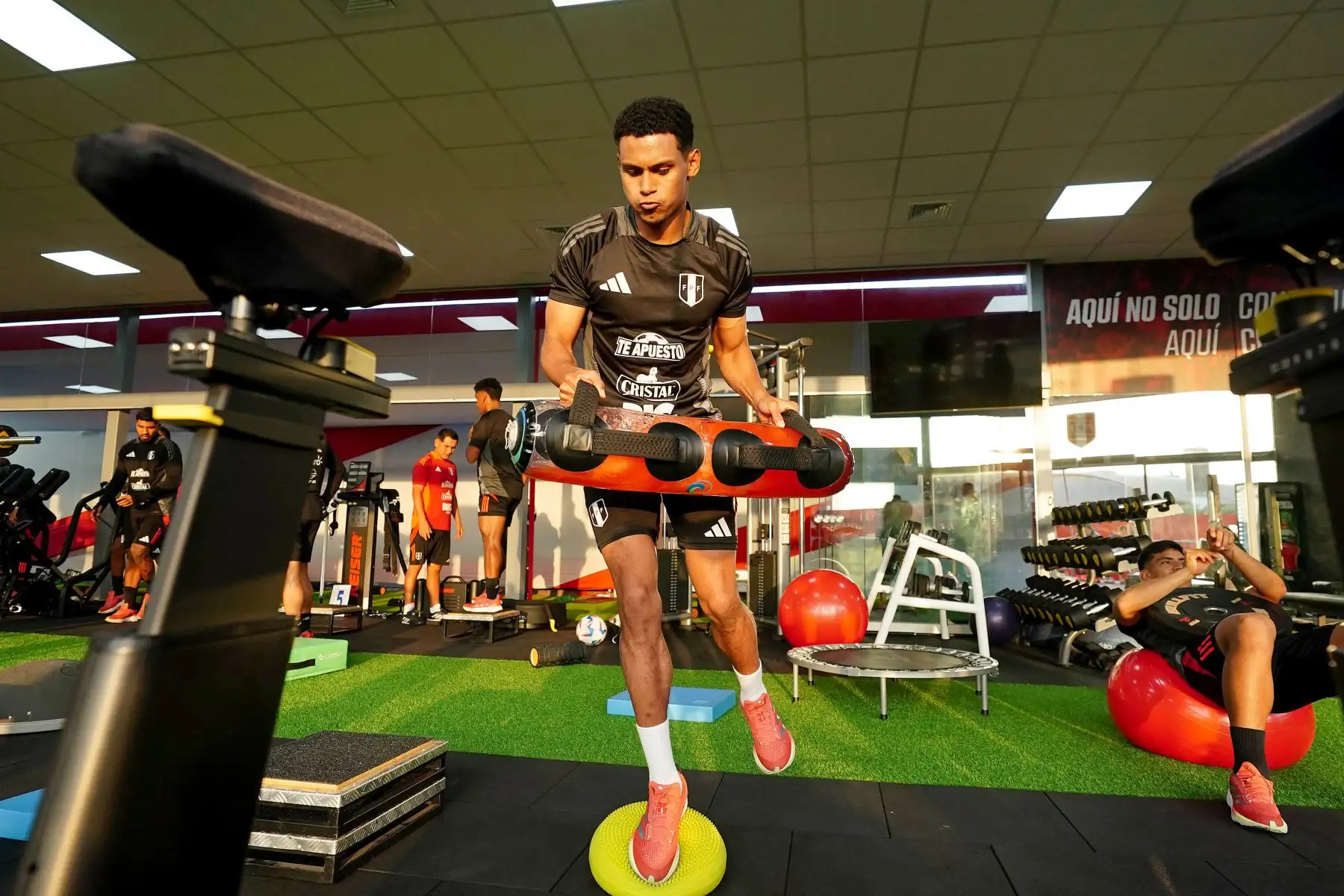 Marco López hace ejercicios de resistencia en el gimnasio de La Videna, de cara a los amistosos que sostendrá la selección peruana de fútbol. Foto: ANDINA/FPF