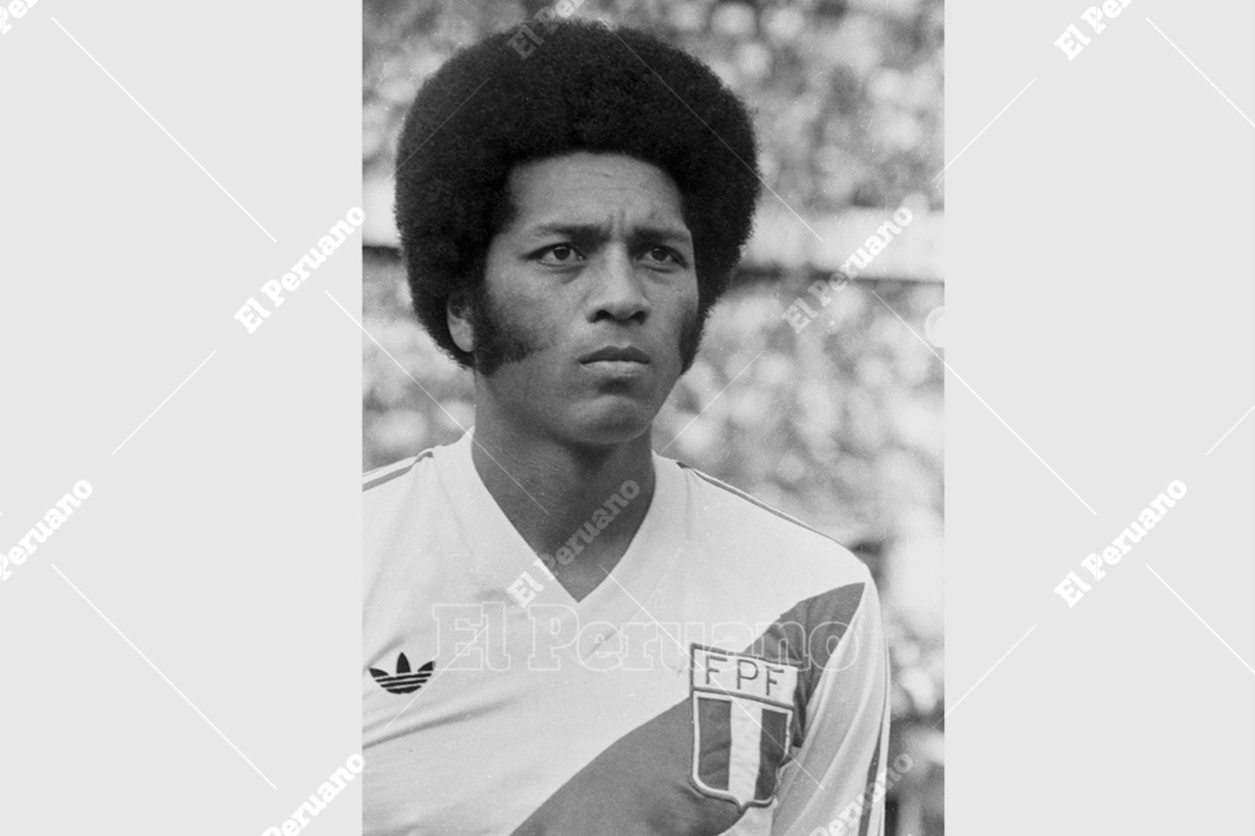 Lima - 16 agosto 1981 / El volante José Velásquez antes del partido entre Perú y Colombia por el Grupo 2 de las eliminatorias  para el Mundial de España 82. Foto: Archivo Histórico de El Peruano / Oswaldo Sánchez