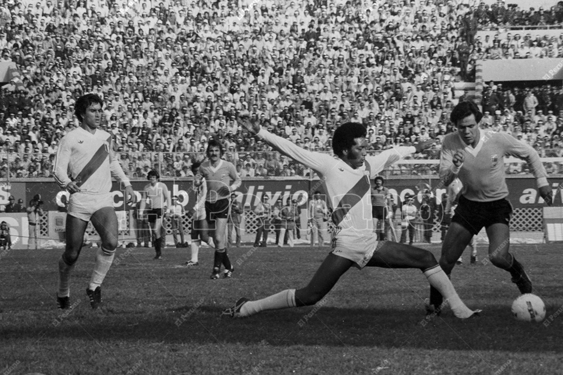 Lima - 5 setiembre 1981 / Impasable el "Patrón"  José Velásquez. Perú empató sin goles con Uruguay y clasificó al Mundial de España 82.  Foto: Archivo Histórico de El Peruano