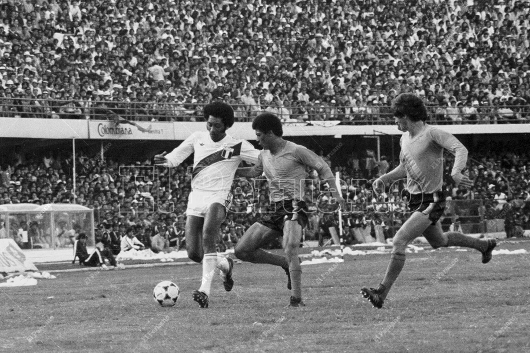 Bogotá - 26 de julio 1981 / El volante José Velásquez de buena actuación en el empate 1-1- entre Perú y Colombia  en el "Campín de Bogotá" por las eliminatorias a España 82. Foto: Archivo Histórico de El Peruano