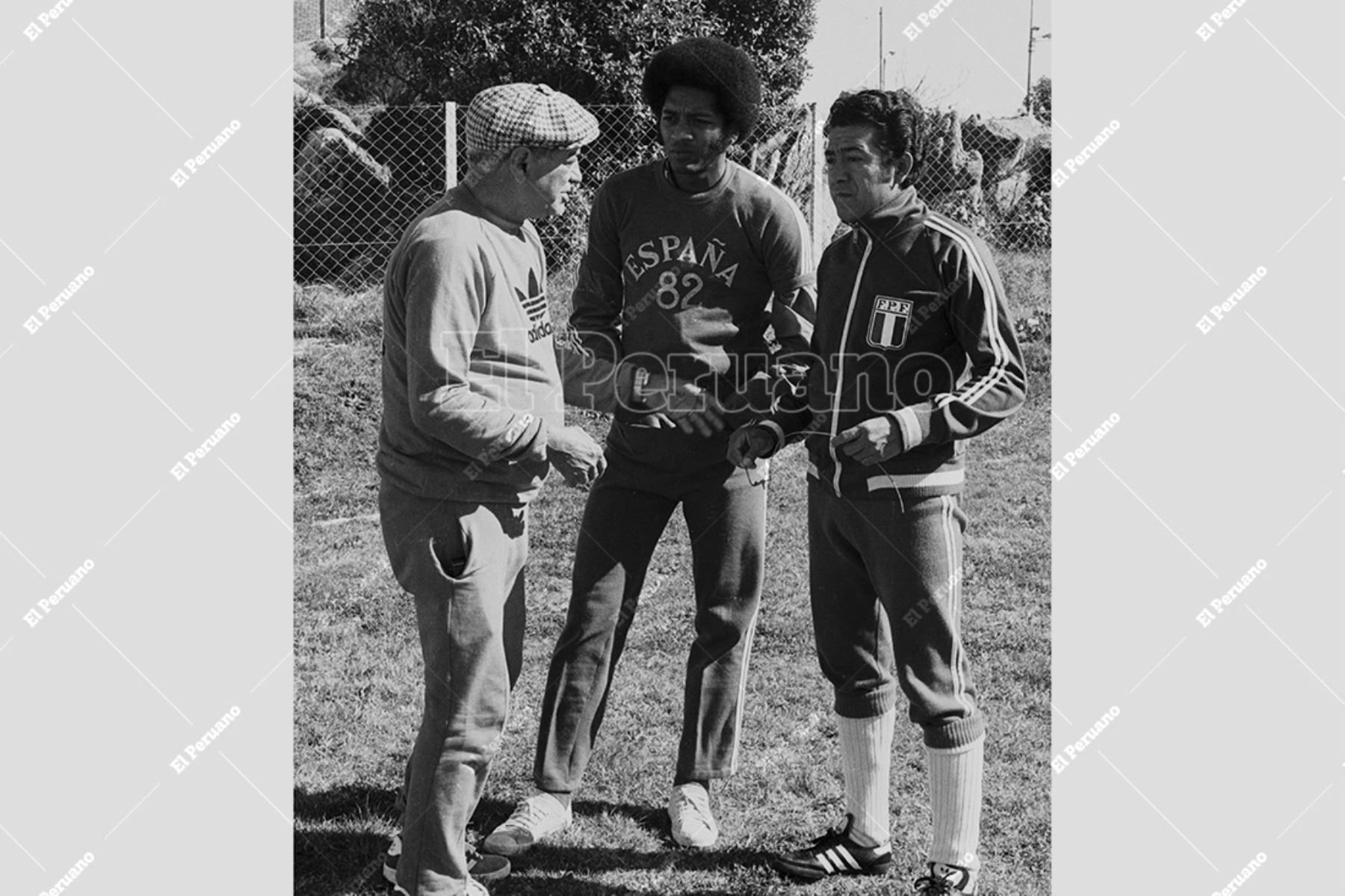 Montevideo, Uruguay - 20 agosto 1981 / El director técnico Elba de Padua Lima Tim conversa con el volante José Velásquez y el doctor Jorge Alva durante los entrenamientos del combinado nacional que se prepara para el encuentro con Uruguay por a eliminatorias a España 82. Foto: Archivo Histórico de El Peruano / Rómulo Luján