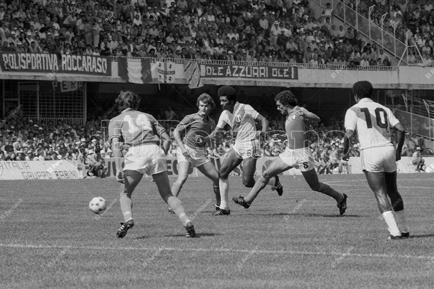 Vigo, España - 18 junio 1982 / El volante José Velásquez corta un avance rival.  Perú e Italia igualaron 1-1 en el segundo partido del Grupo 1 del Mundial España 82.  Foto: Archivo Histórico de El Peruano