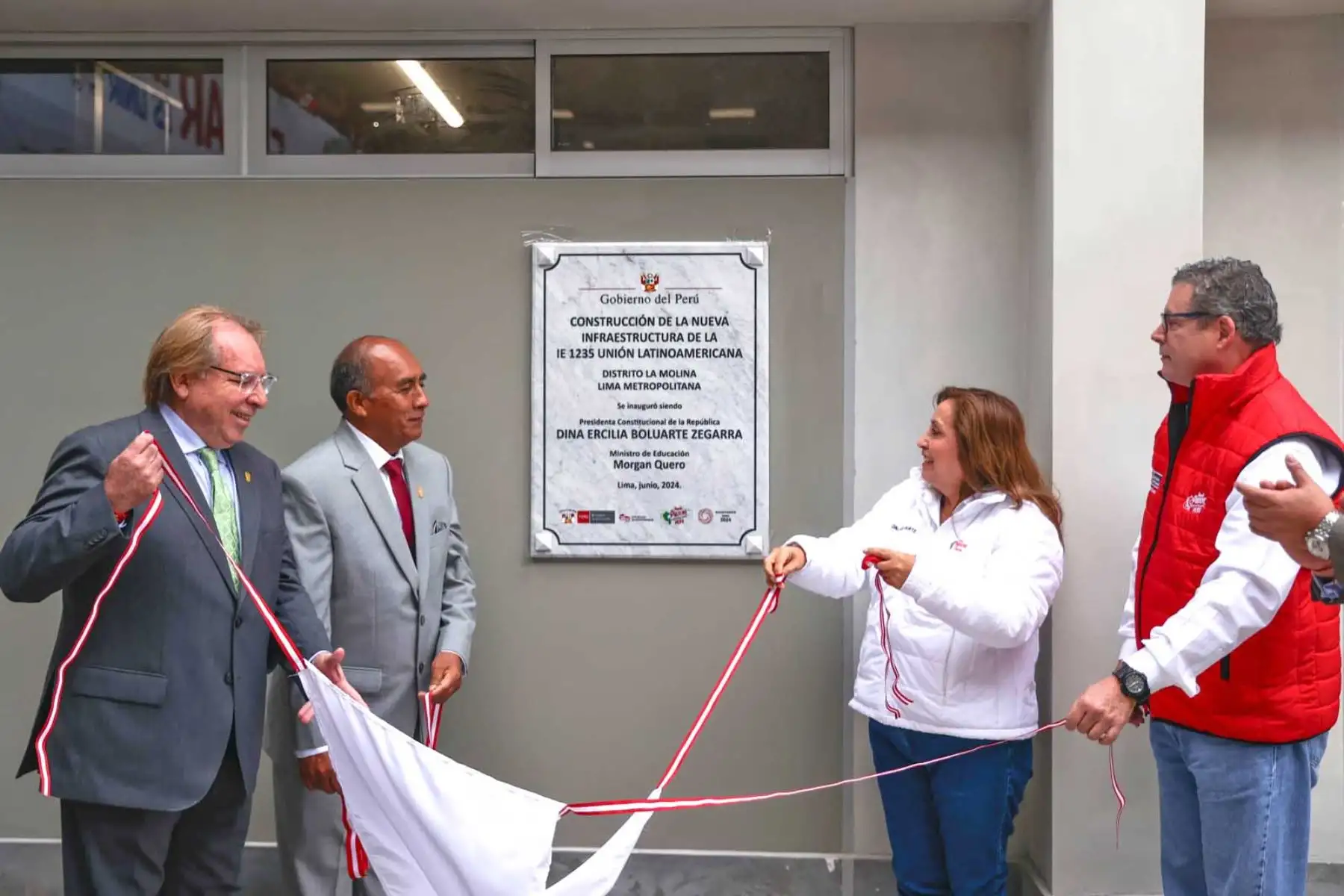 Más de 1700 alumnos recibirán una innovadora formación en la quinta Escuela Bicentenario. La presidenta Dina Boluarte entregó la nueva infraestructura de la I.E. Unión Latinoamericana, donde las modernas instalaciones y equipamiento permiten que los estudiantes de secundaria opten por talleres especializados en carpintería, estética personal, industrias alimentarias y panadería, industria gráfica, entre otros Foto: ANDINA/Prensa Presidencia