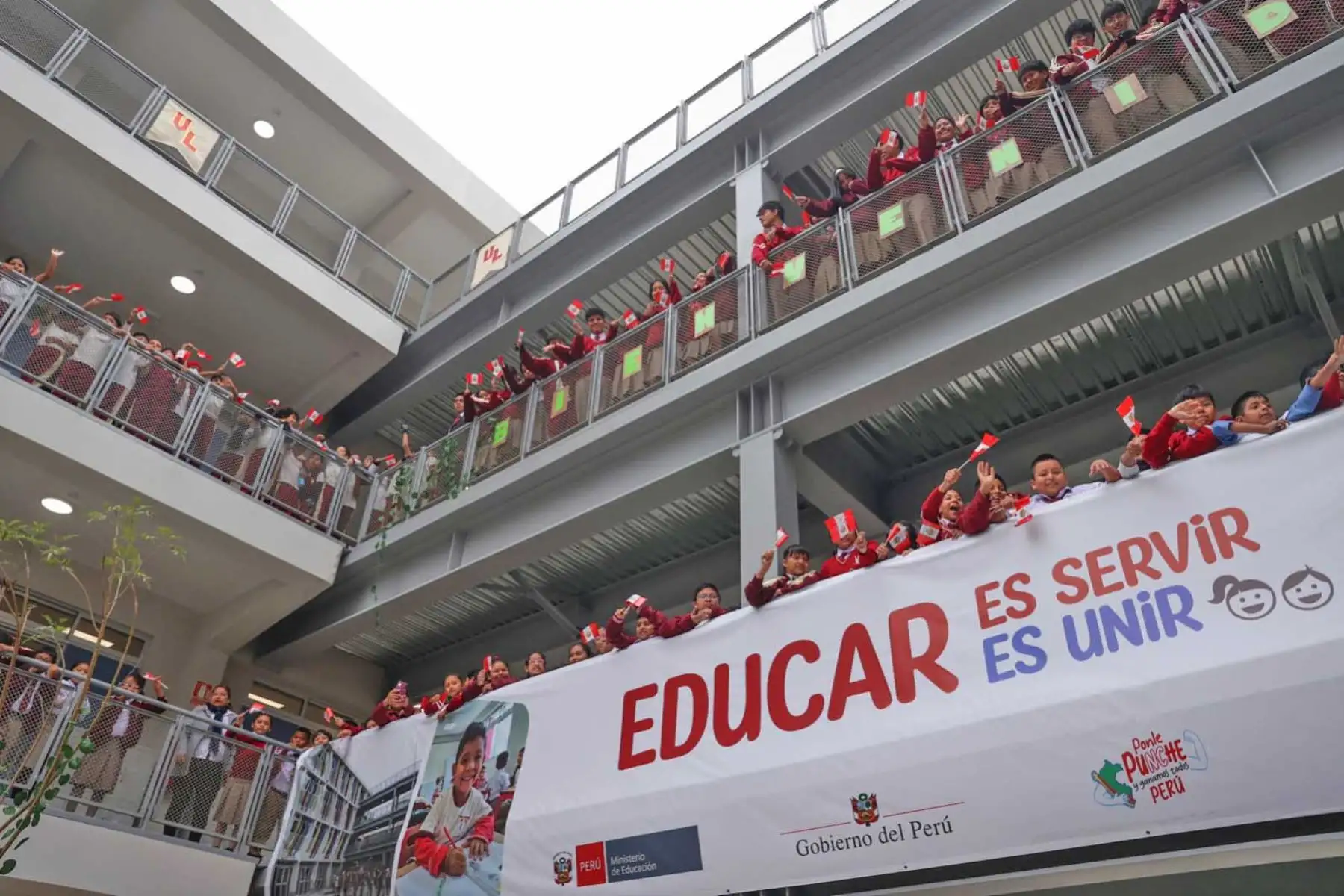 Más de 1700 alumnos recibirán una innovadora formación en la quinta Escuela Bicentenario. La presidenta Dina Boluarte entregó la nueva infraestructura de la I.E. Unión Latinoamericana, donde las modernas instalaciones y equipamiento permiten que los estudiantes de secundaria opten por talleres especializados en carpintería, estética personal, industrias alimentarias y panadería, industria gráfica, entre otros Foto: ANDINA/Prensa Presidencia