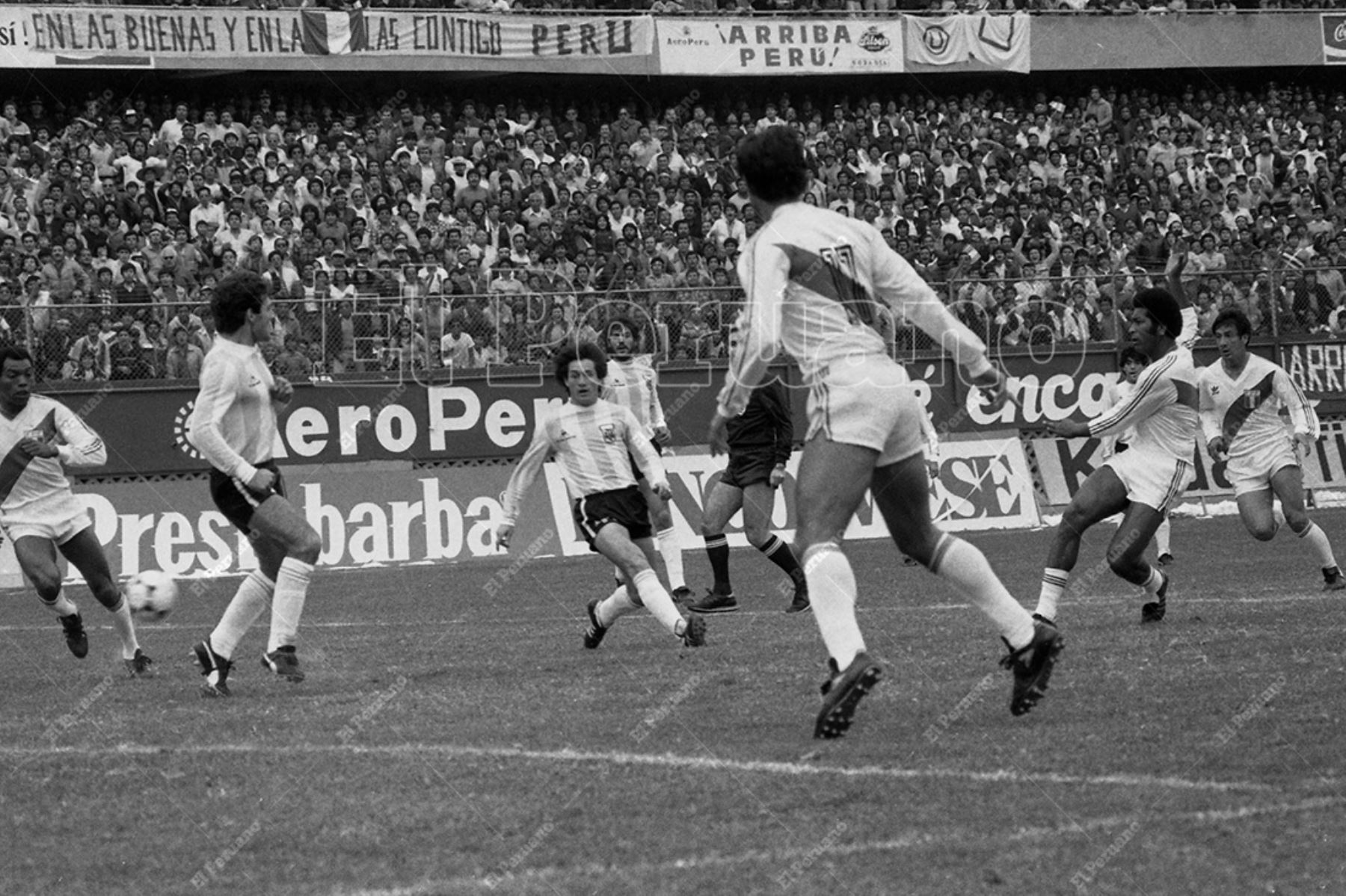 Lima - 23 junio 1985 / José Velásquez remata sobre el arco de Fillol. Perú venció 1-0 a Argentina en el Estadio Nacional por las eliminatorias al mundial de México 86. Foto: Archivo Histórico de El Peruano / José Risco