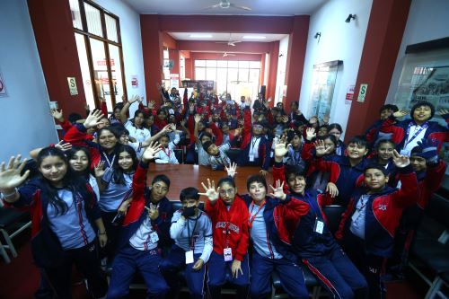 Cerca de 80 alumnos de la Institución Educativa San Luis Gonzaga de San Martín de Porres visitaron  las instalaciones de Editora Perú