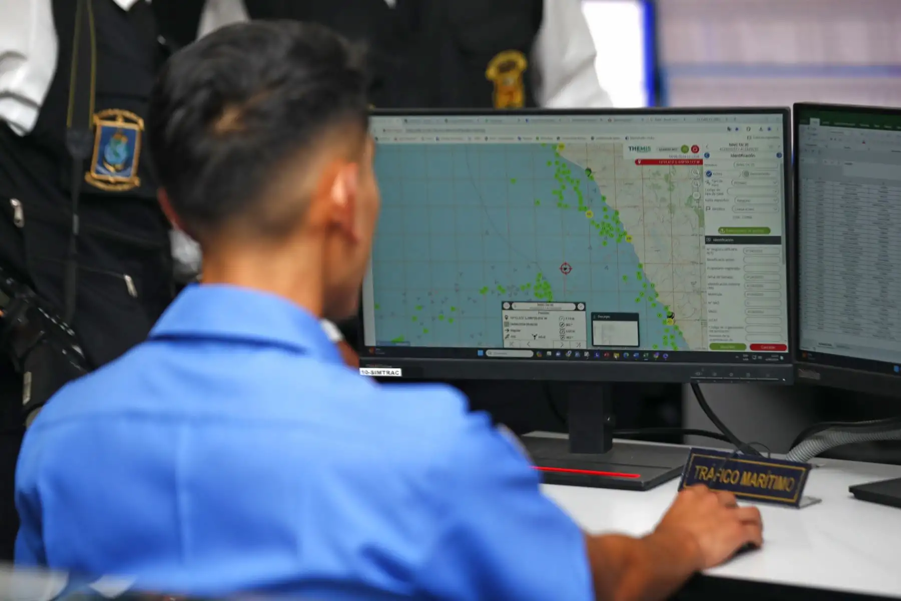 Desde esta sala de control, la Marina de Guerra del Perú, a través de la Dirección General de Capitanías y Guardacostas, monitorea naves nacionales y extranjeras que operan en el mar peruano para detectar e intervenir a las que se encuentran cometiendo acciones ilícitas. Foto: ANDINA/Daniel Bracamonte