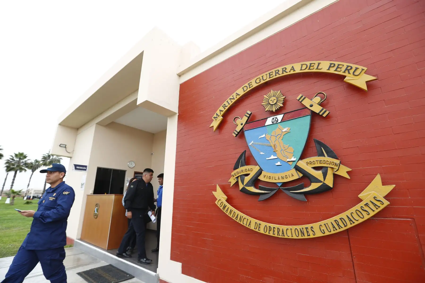 Desde esta sala de control, la Marina de Guerra del Perú, a través de la Dirección General de Capitanías y Guardacostas, monitorea naves nacionales y extranjeras que operan en el mar peruano para detectar e intervenir a las que se encuentran cometiendo acciones ilícitas. Foto: ANDINA/Daniel Bracamonte