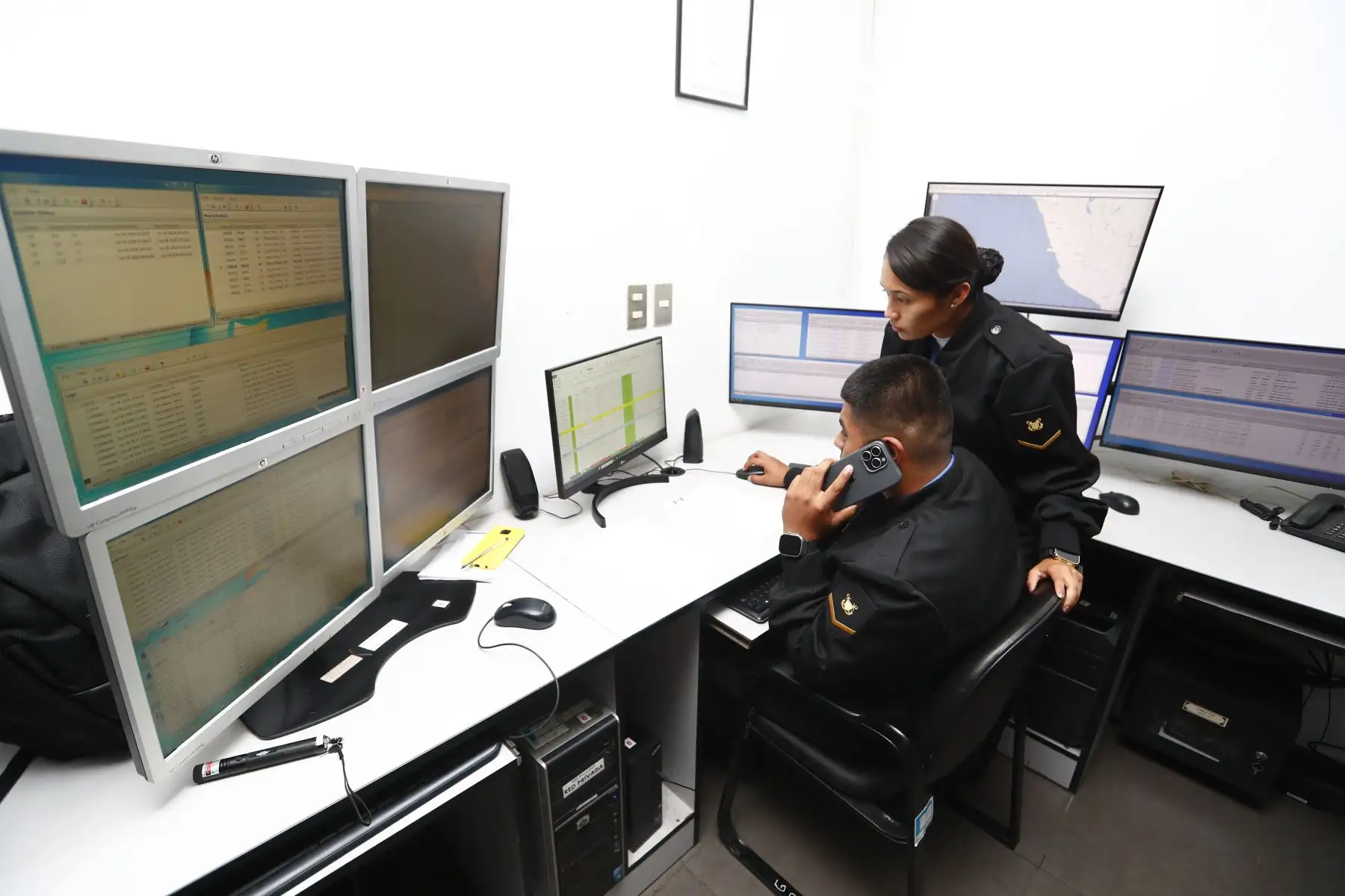 Desde esta sala de control, la Marina de Guerra del Perú, a través de la Dirección General de Capitanías y Guardacostas, monitorea naves nacionales y extranjeras que operan en el mar peruano para detectar e intervenir a las que se encuentran cometiendo acciones ilícitas. Foto: ANDINA/Daniel Bracamonte