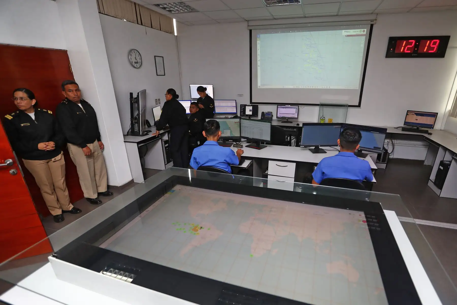 Desde esta sala de control, la Marina de Guerra del Perú, a través de la Dirección General de Capitanías y Guardacostas, monitorea naves nacionales y extranjeras que operan en el mar peruano para detectar e intervenir a las que se encuentran cometiendo acciones ilícitas. Foto: ANDINA/Daniel Bracamonte