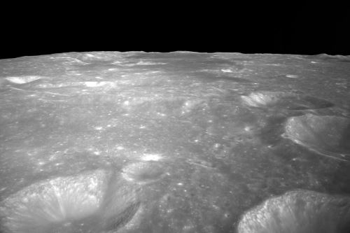 Esta fotografía sin fecha tomada por la Administración Nacional del Espacio de China (CNSA) y publicada el 4 de junio de 2024 muestra una vista general de los cráteres en la superficie de la luna capturada por la sonda lunar Chang