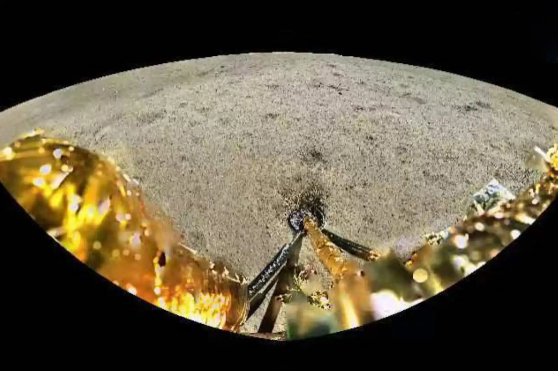 Aquí se aprecia una vista general de la superficie de la luna tomada por la cámara panorámica adjunta a la sonda lunar Chang