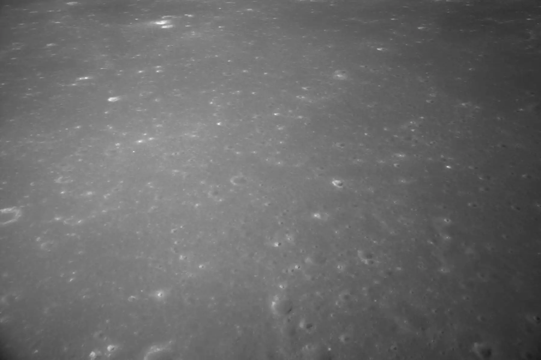 Esta imagen muestra una vista general de la superficie de la cara oculta de luna capturada por la sonda lunar Chang