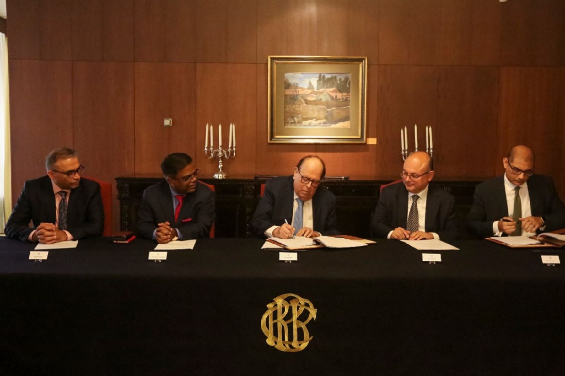 De derecha a izquierda: Gunveer Singh, Banco de la Reserva de la India; Shri Vishvas Vidu Sapkal, embajador de la Indica en Perú; Julio Velarde, presidente del BCR; Paul Castillo, gerente general del BCR; y Ritesh Shukla, de NPCI International Payments Limited, en firma del convenio para implementar pagos digitales. Foto: Cortesía.