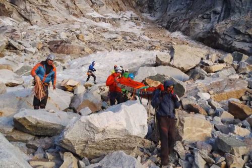 Brigadas de rescate participaron de la recuperación del cuerpo del montañista italiano Tomas Franchini quien falleció cuando intentaba escalar la cumbre de un nevado en la Cordillera Blanca, ubicado en la sierra de Áncash. Foto: Asociación de Guías de Montaña del Perú