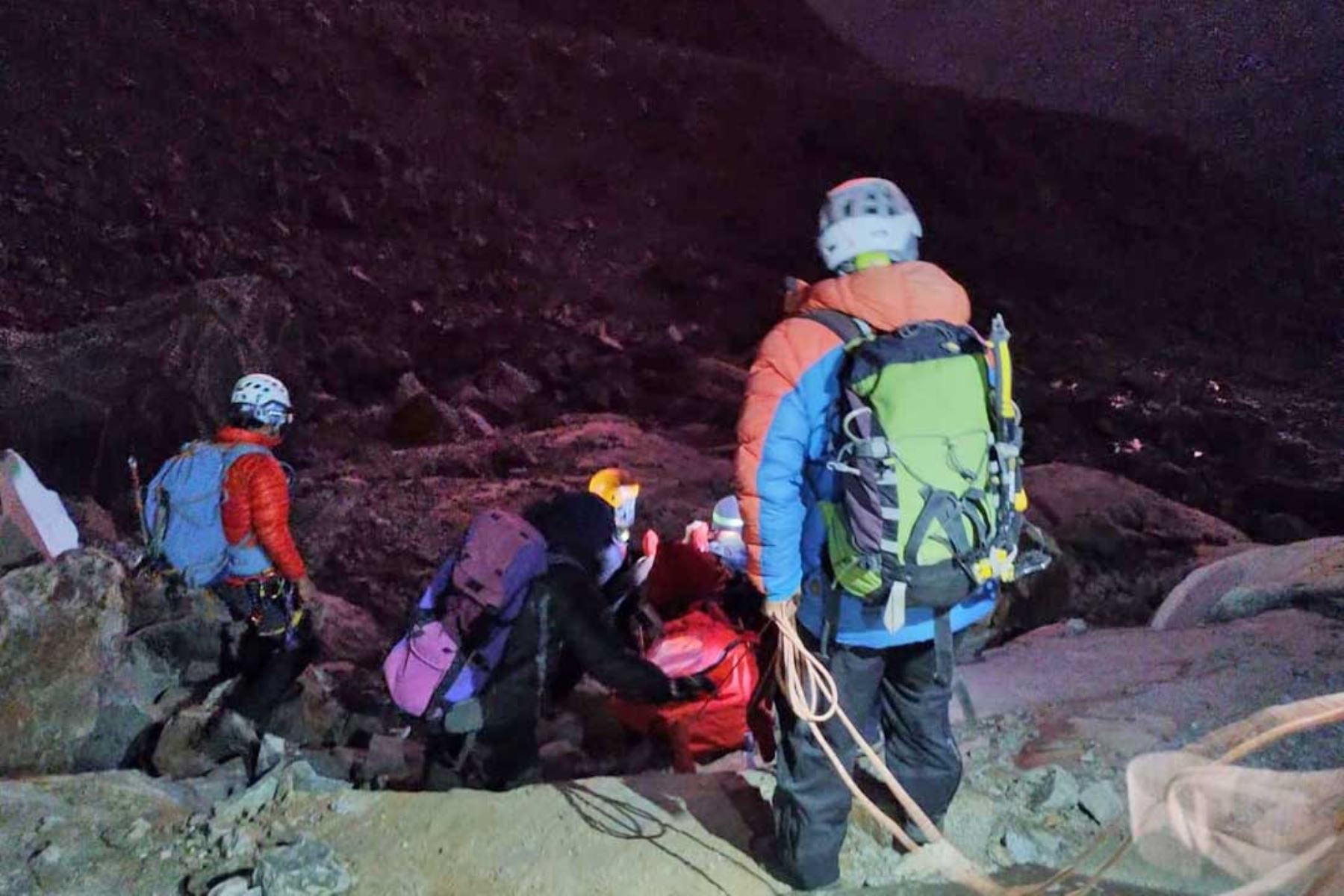 Brigadas de rescate participaron de la recuperación del cuerpo del montañista italiano Tomas Franchini quien falleció cuando intentaba escalar la cumbre de un nevado en la Cordillera Blanca, ubicado en la sierra de Áncash. Foto: Asociación de Guías de Montaña del Perú