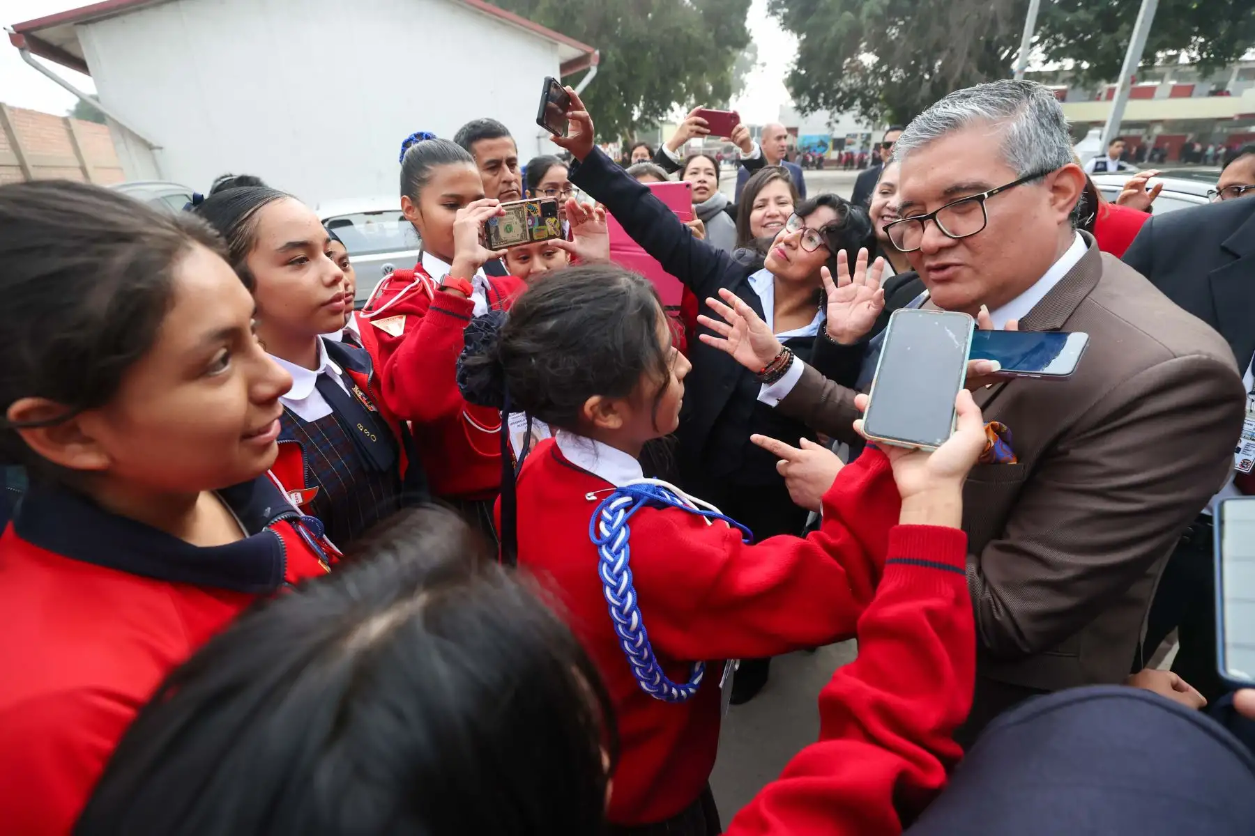 Ministro Juan Carlos Castro visitó el colegio I.E. Brígida Silva de Ochoa de Chorrillos en el marco del Día Mundial del Medioambiente 2024.

Foto: ANDINA/Juan Carlos Guzmán Negrini