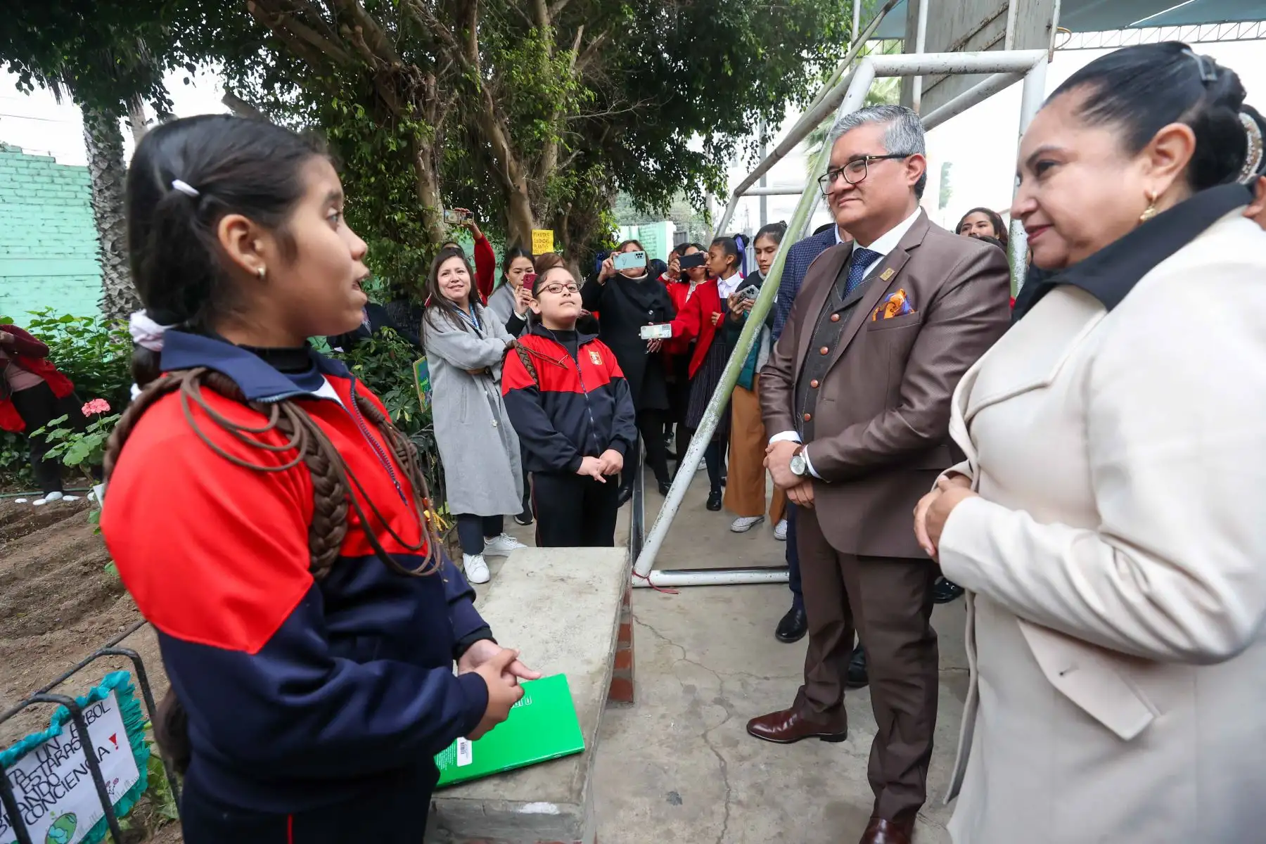 Ministro Juan Carlos Castro visitó el colegio I.E. Brígida Silva de Ochoa de Chorrillos en el marco del Día Mundial del Medioambiente 2024.

Foto: ANDINA/Juan Carlos Guzmán Negrini