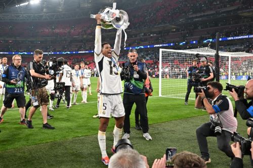 Jude Bellingham levanta el trofeo de campeón de la Liga de Campeones, trofeo que gana en su primera temporada en el Real Madrid