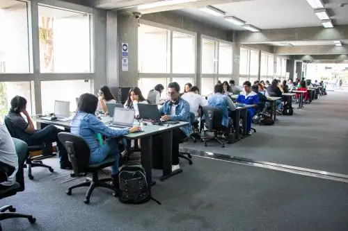 Biblioteca Nacional del Perú presenta sala de estudio y terraza en su sede institucional.