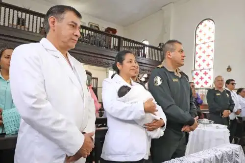 Bautizo de la pequeña "Luisita" en las instalaciones del complejo hospitalario PNP "Luis N. Sáenz"