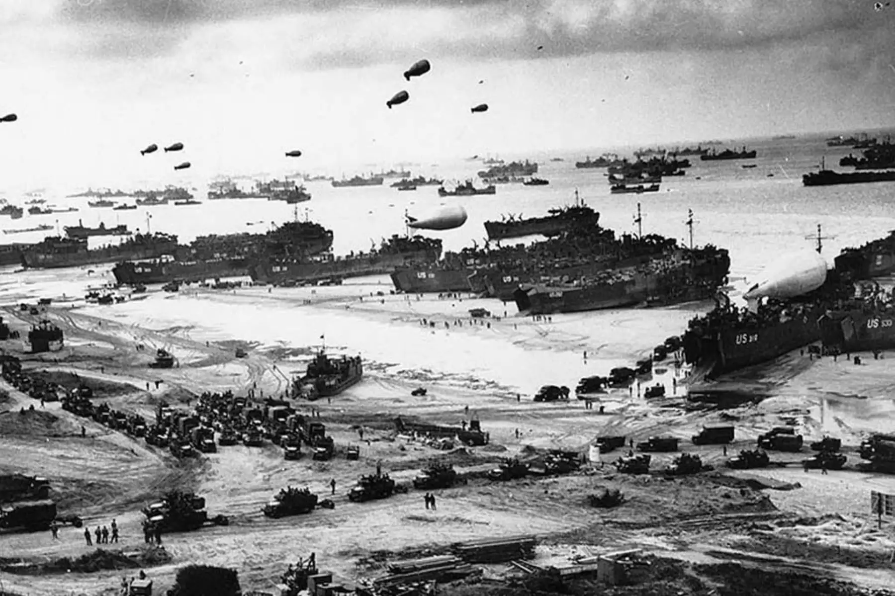 Fotografía tomada el 6 de junio de 1944 en Normandía que muestra a los soldados de las fuerzas aliadas involucrados en la operación de desembarco destinada a luchar contra la Wehrmacht alemana como parte de la Segunda Guerra Mundial. En lo que sigue siendo el mayor asalto anfibio de la historia, unos 156.000 efectivos aliados desembarcaron en Francia el 6 de junio de 1944. Se estima que 10.000 soldados aliados quedaron muertos, heridos o desaparecidos, mientras que la Alemania nazi perdió entre 4.000 y 9.00