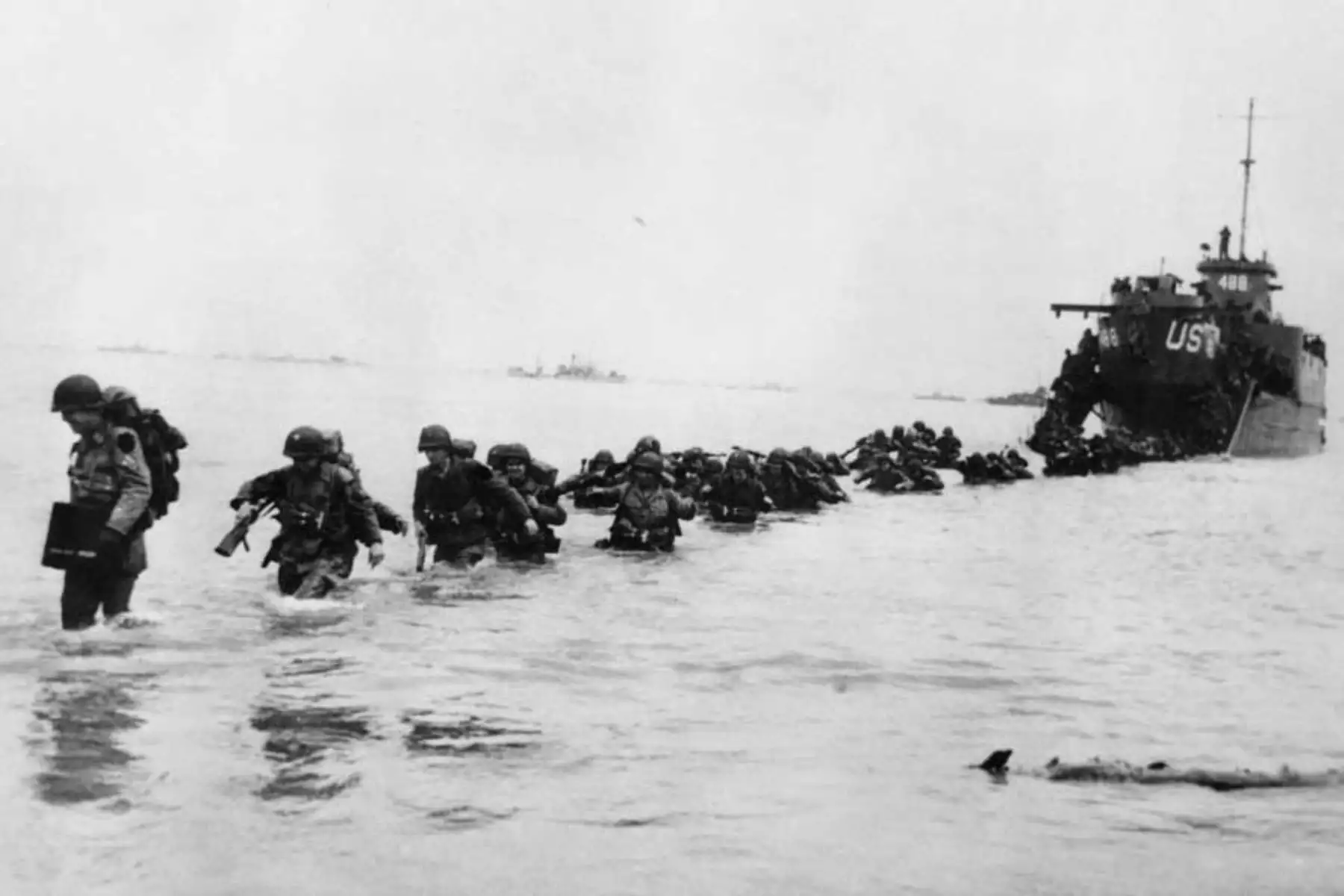 Fotografía tomada el 6 de junio de 1944 en Normandía que muestra a los soldados de las fuerzas aliadas involucrados en la operación de desembarco destinada a luchar contra la Wehrmacht alemana como parte de la Segunda Guerra Mundial. Foto: AFP