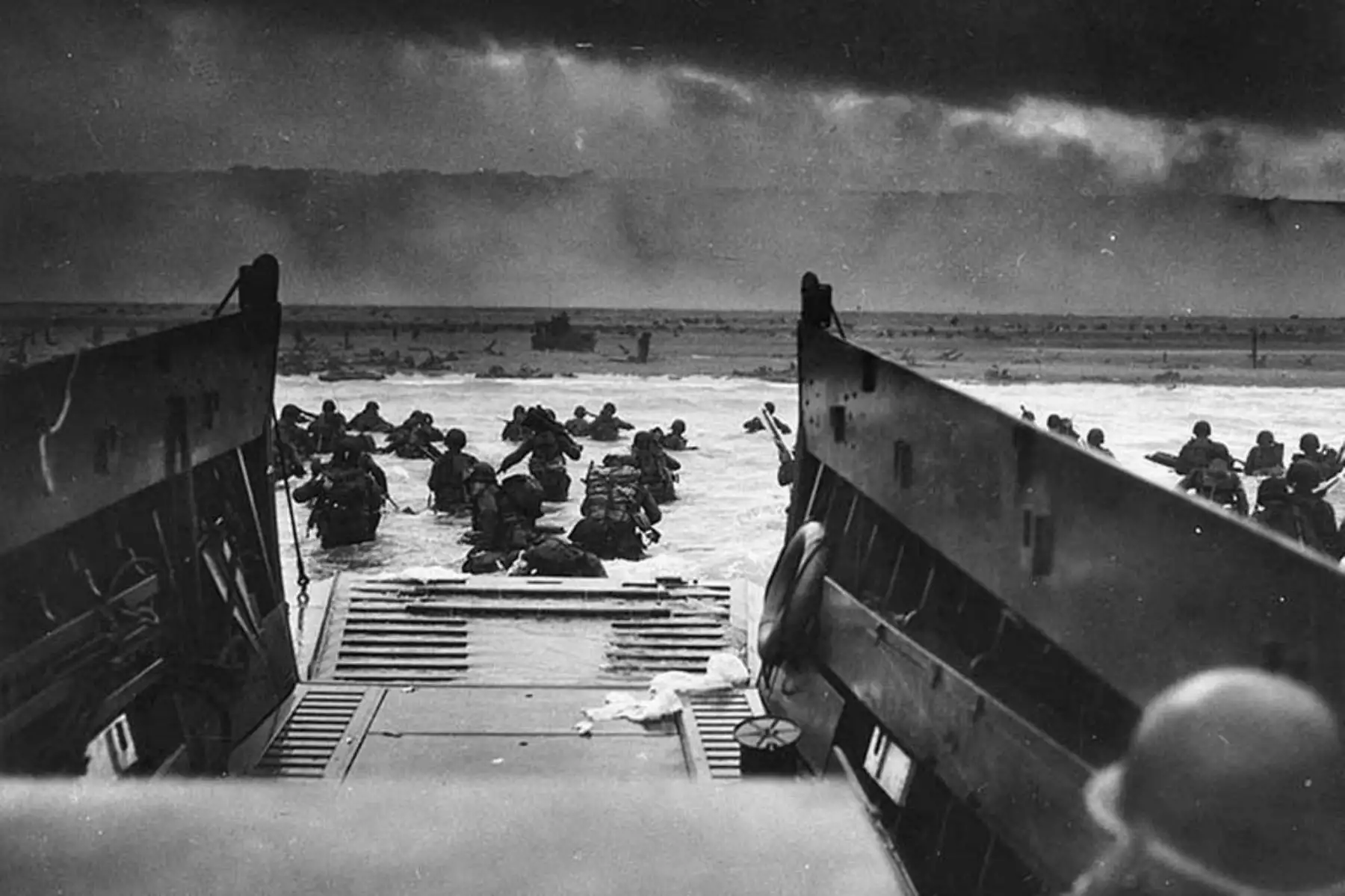 Fotografía tomada el 6 de junio de 1944 en Normandía que muestra a los soldados de las fuerzas aliadas involucrados en la operación de desembarco destinada a luchar contra la Wehrmacht alemana como parte de la Segunda Guerra Mundial. Foto: AFP
