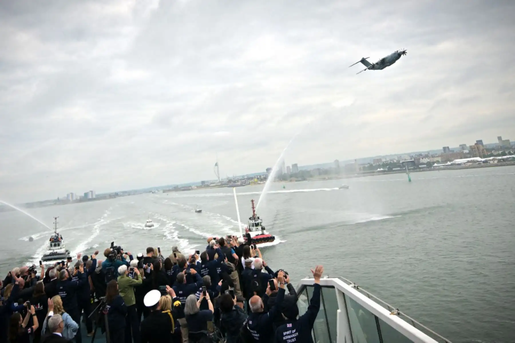Los veteranos K están reunidos en la cubierta de un ferry de Brittany Ferries, mientras un A400M de la Royal Air Force sobrevuela durante un viaje a Francia, frente a Portsmouth, en el sur de Inglaterra, el 4 de junio de 2024, como parte del "Día D". conmemoraciones del 80º aniversario del desembarco aliado en Normandía durante la Segunda Guerra Mundial.  Foto: AFP