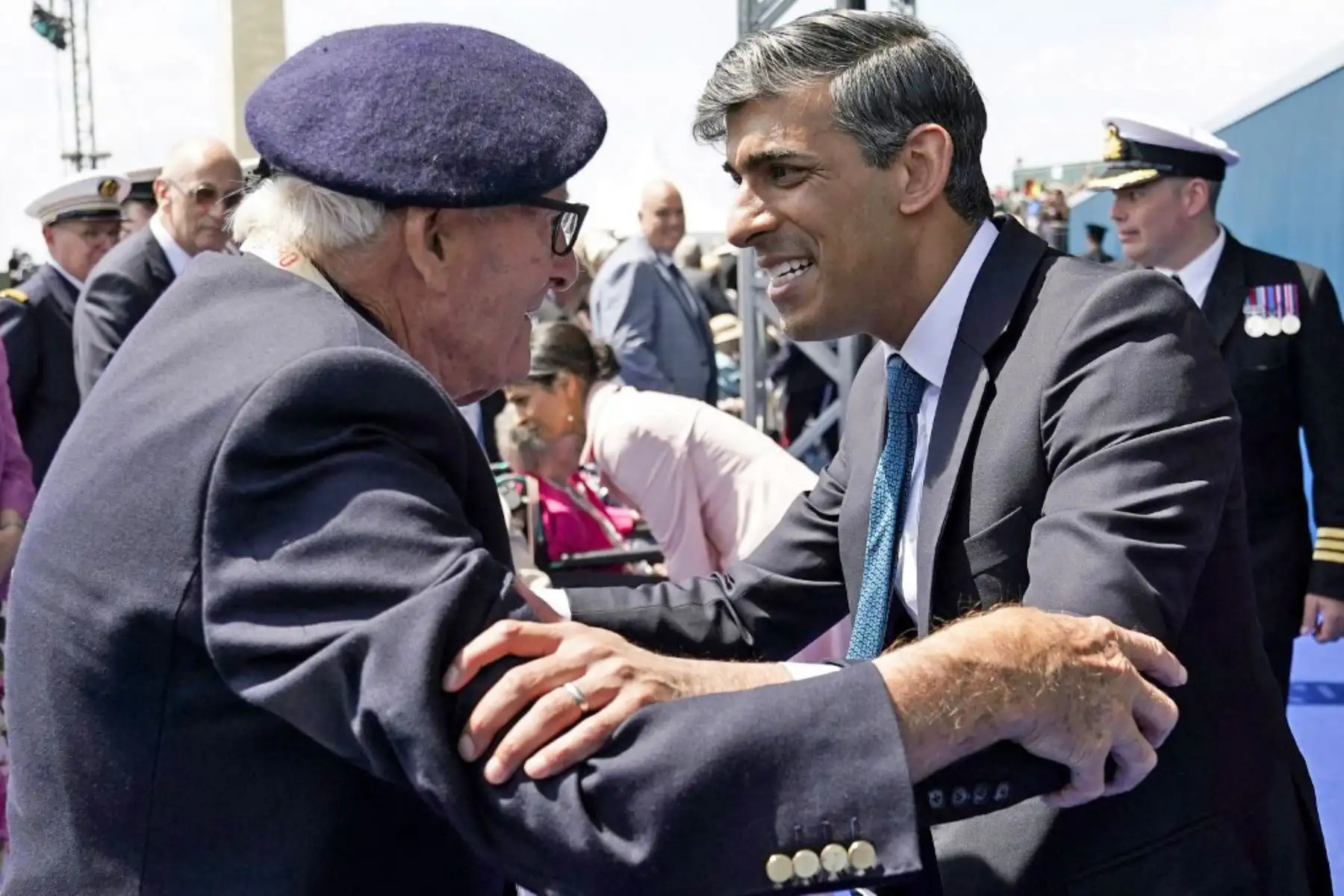 El Primer Ministro británico, Rishi Sunak, saluda al veterano del Día D, Eric Bateman, quien se levantó para recibirlo, tras el evento conmemorativo nacional del Reino Unido para conmemorar el 80º aniversario del desembarco anfibio aliado (Desembarcos del Día D) en Francia en 1944. Foto: AFP