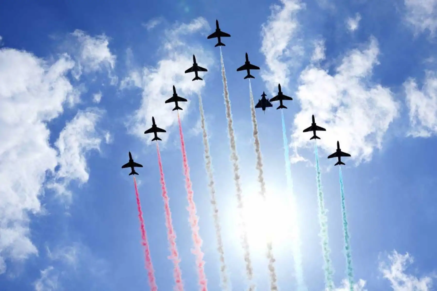 El equipo acrobático de la Real Fuerza Aérea Británica (RAF), las "Flechas Rojas", realizan un sobrevuelo durante el evento conmemorativo nacional del Reino Unido para conmemorar el 80º aniversario del desembarco anfibio aliado en Francia en 1944. Foto: AFP