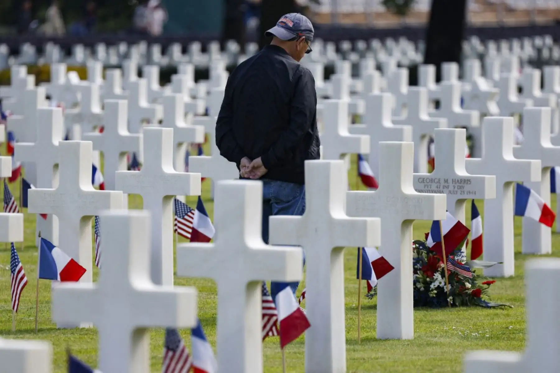 Los visitantes caminan entre cruces blancas que componen algunas de las 9.388 tumbas en el cementerio americano de Colleville-sur-Mer, cerca de la playa de Omaha, en el noroeste de Francia. Foto: AFP