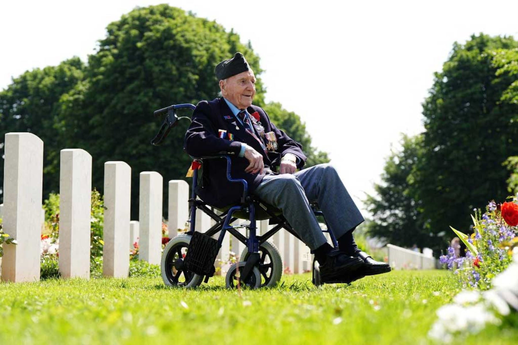 El veterano de la RAF Bernard Morgan, de 100 años, de Crewe, saluda a los soldados caídos antes de un servicio de conmemoración en el cementerio de Bayeux, en Bayeux, Normandía, noroeste de Francia, como parte de los eventos para conmemorar el 80º aniversario del desembarco anfibio aliado en Francia en 1944. Foto: AFP