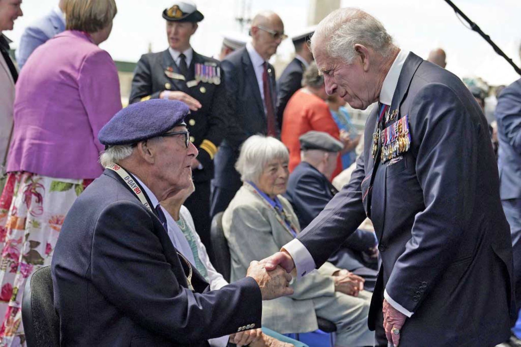 El rey Carlos III de Gran Bretaña conversa con el veterano del Día D Eric Bateman, tras el evento conmemorativo nacional del Reino Unido para conmemorar el 80º aniversario del desembarco anfibio aliado en Francia en 1944. Foto: AFP