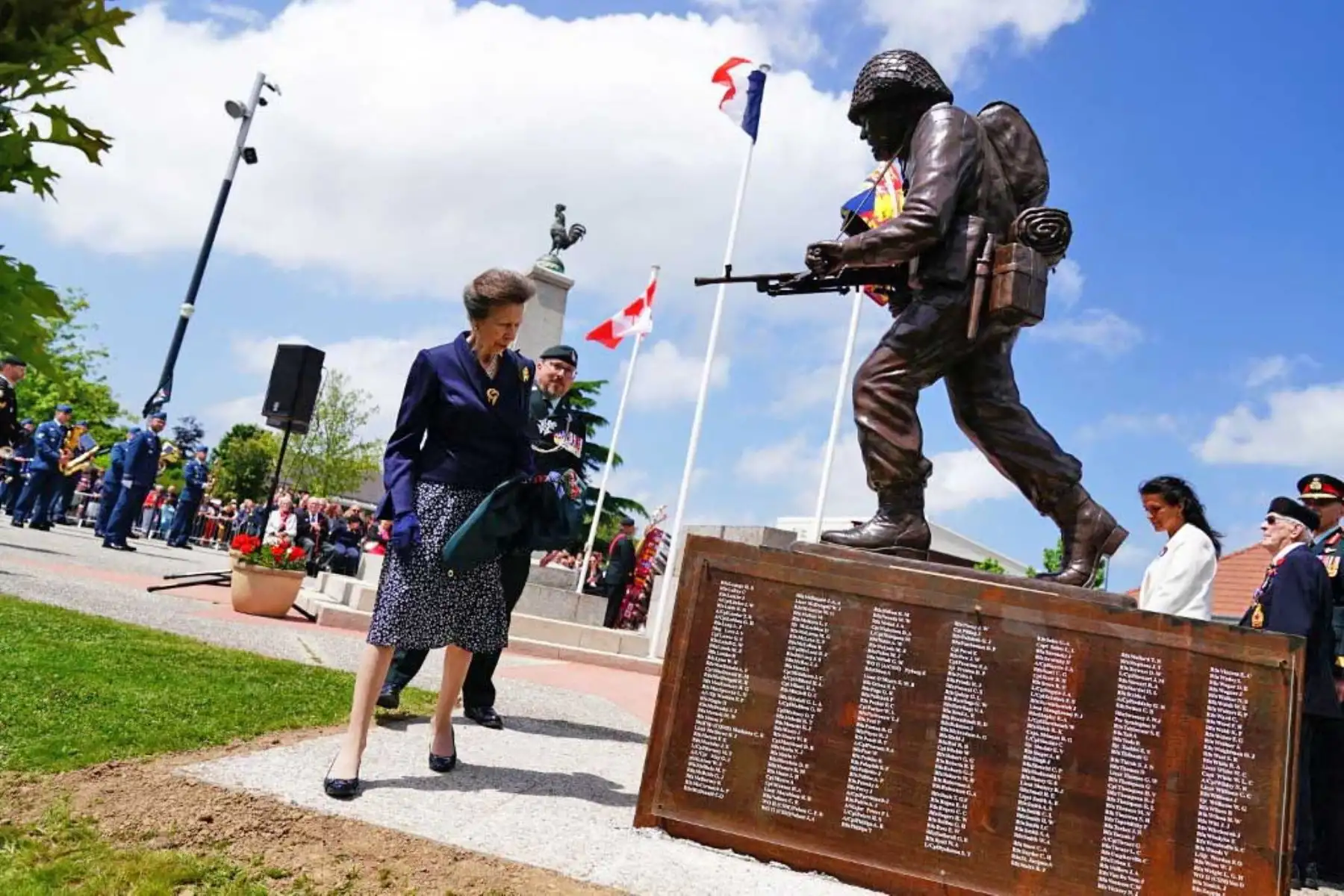 La Princesa Ana de Gran Bretaña, Princesa Real La Princesa Real, Coronel en Jefe de los Royal Regina Rifles, desvela una estatua de un fusilero Royal Regina canadiense de la Segunda Guerra Mundial en Bretteville-líOrgueilleuse, Normandía, noroeste de Francia, con miembros del Regimiento, como parte de los eventos para conmemorar el 80.º aniversario del desembarco anfibio aliado (desembarcos del Día D) en Francia en 1944. Foto: AFP