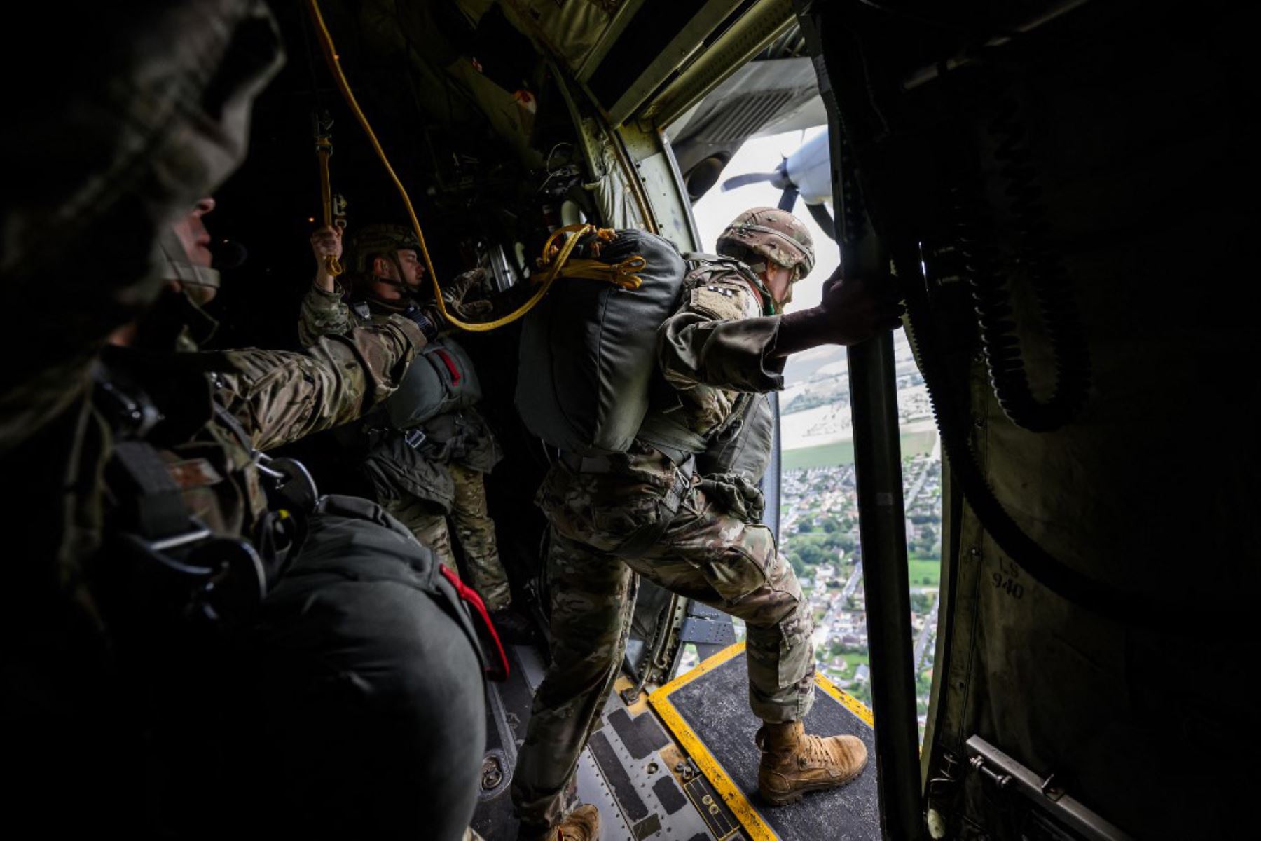 Paracaidistas militares estadounidenses y belgas saltan desde un avión Lockheed C-130 Hercules fletado y navegado por tripulación estadounidense, mientras sobrevuela Normandía, noroeste de Francia. Foto: AFP