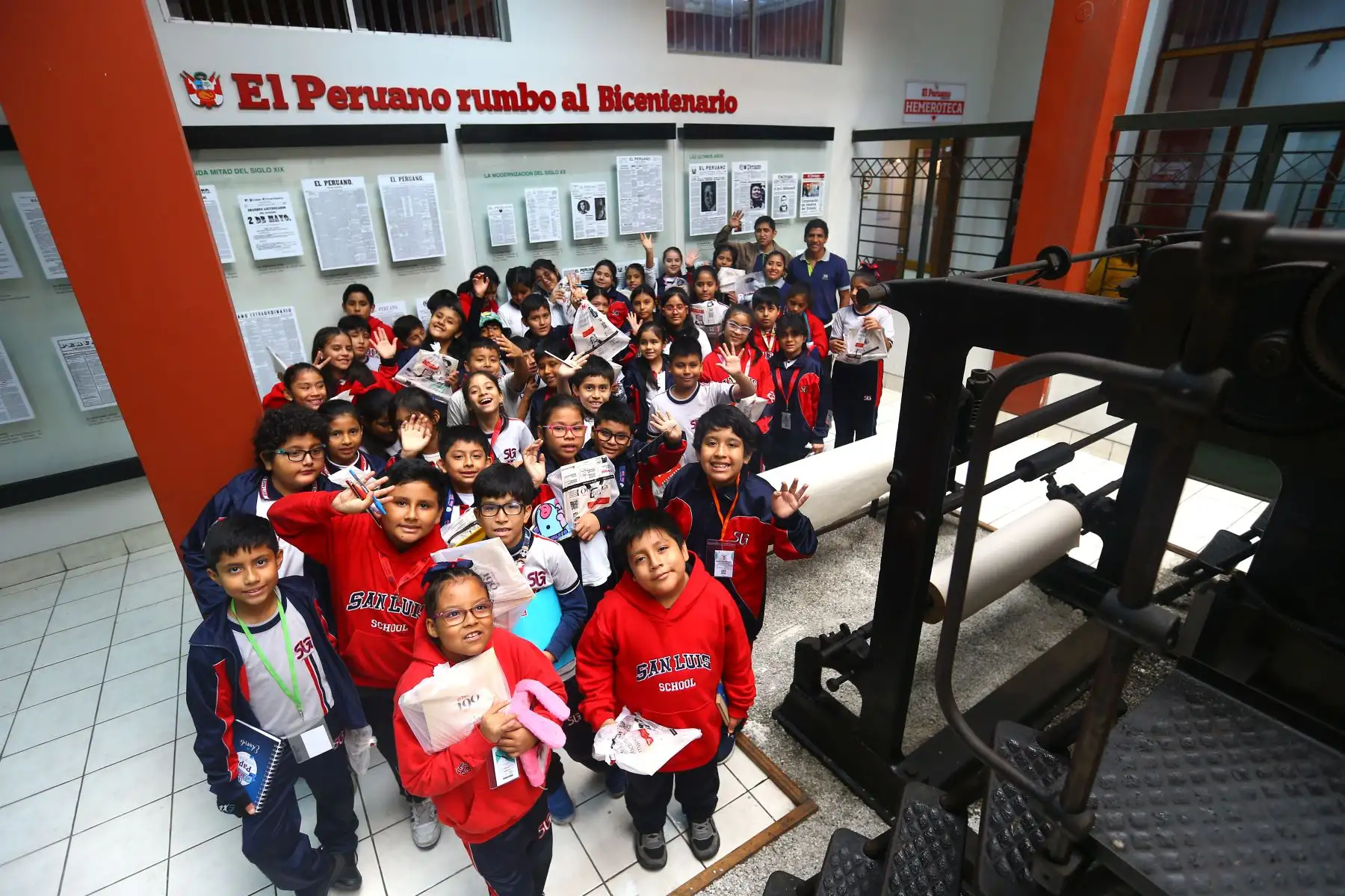 Estudiantes del Grupo Educativo San Luis del distrito de  San Martín de Porres visitaron la Agencia Andina y el Diario El Peruano. 
Foto: ANDINA/Eddy Ramos