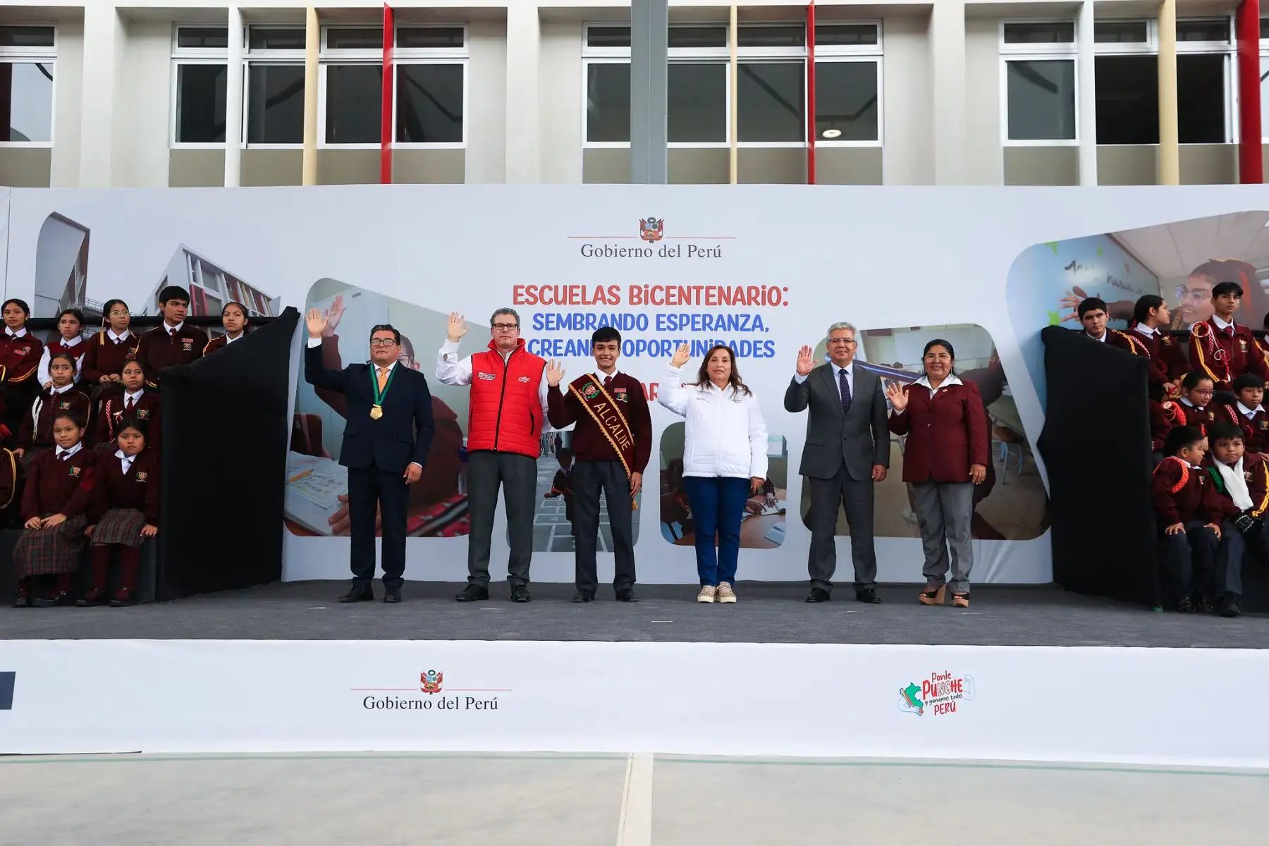 La Presidenta de la República, Dina Boluarte Zegarra, inaugura la sexta Escuela Bicentenario, I.E. 6094 Santa Rosa, que atenderá a más de 2,000 alumnos de primaria y secundaria.
Foto: ANDINA/Prensa Presidencia