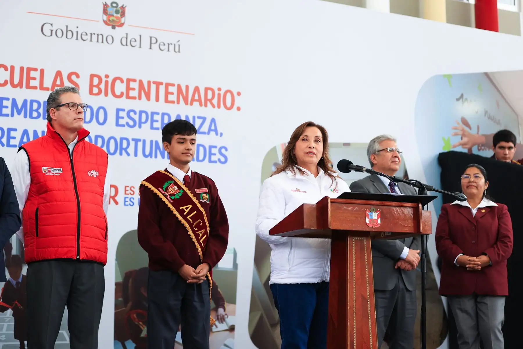 La Presidenta de la República, Dina Boluarte Zegarra, inaugura la sexta Escuela Bicentenario, I.E. 6094 Santa Rosa, que atenderá a más de 2,000 alumnos de primaria y secundaria.
Foto: ANDINA/Prensa Presidencia