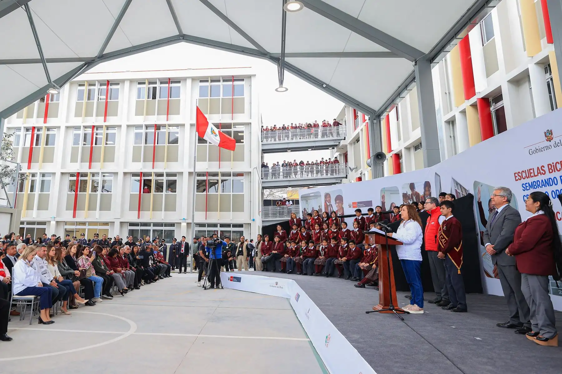 La Presidenta de la República, Dina Boluarte Zegarra, inaugura la sexta Escuela Bicentenario, I.E. 6094 Santa Rosa, que atenderá a más de 2,000 alumnos de primaria y secundaria.
Foto: ANDINA/Prensa Presidencia