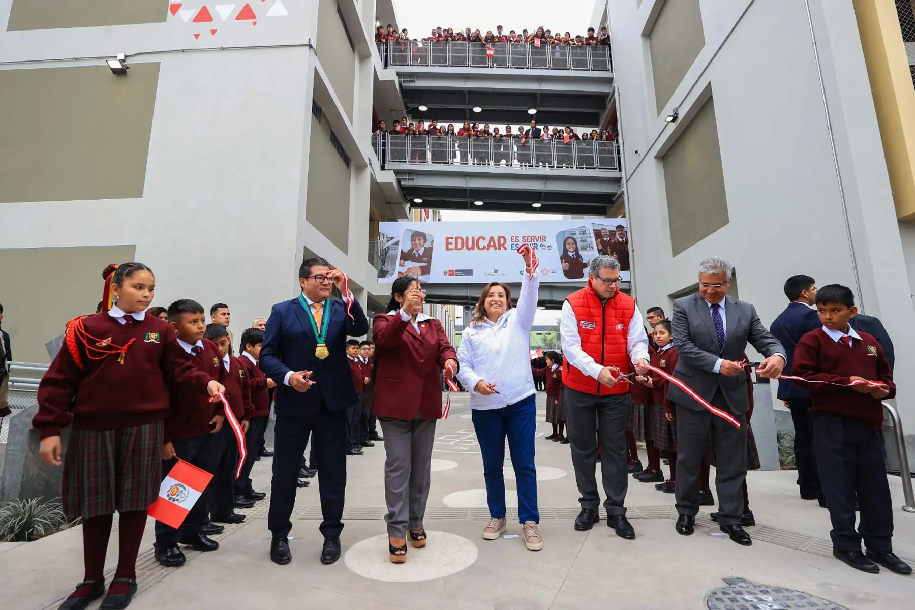 La Presidenta de la República, Dina Boluarte Zegarra, inaugura la sexta Escuela Bicentenario, I.E. 6094 Santa Rosa, que atenderá a más de 2,000 alumnos de primaria y secundaria.
Foto: ANDINA/Prensa Presidencia